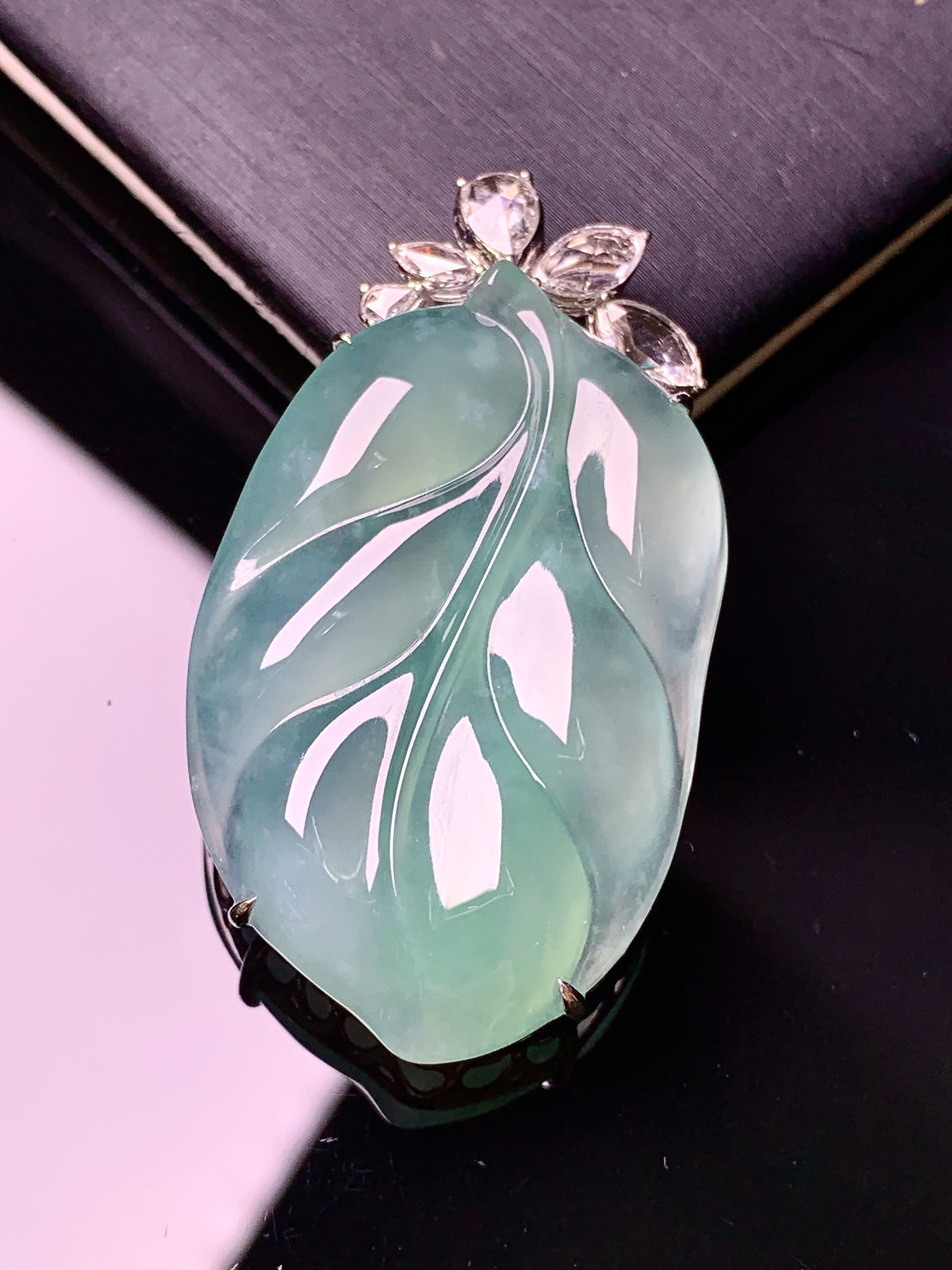 18k金钻镶嵌冰种晴绿树叶吊坠 玉质细腻 色泽艳丽清新 水润亮眼 整体尺寸42.2*23.5*7.8c1