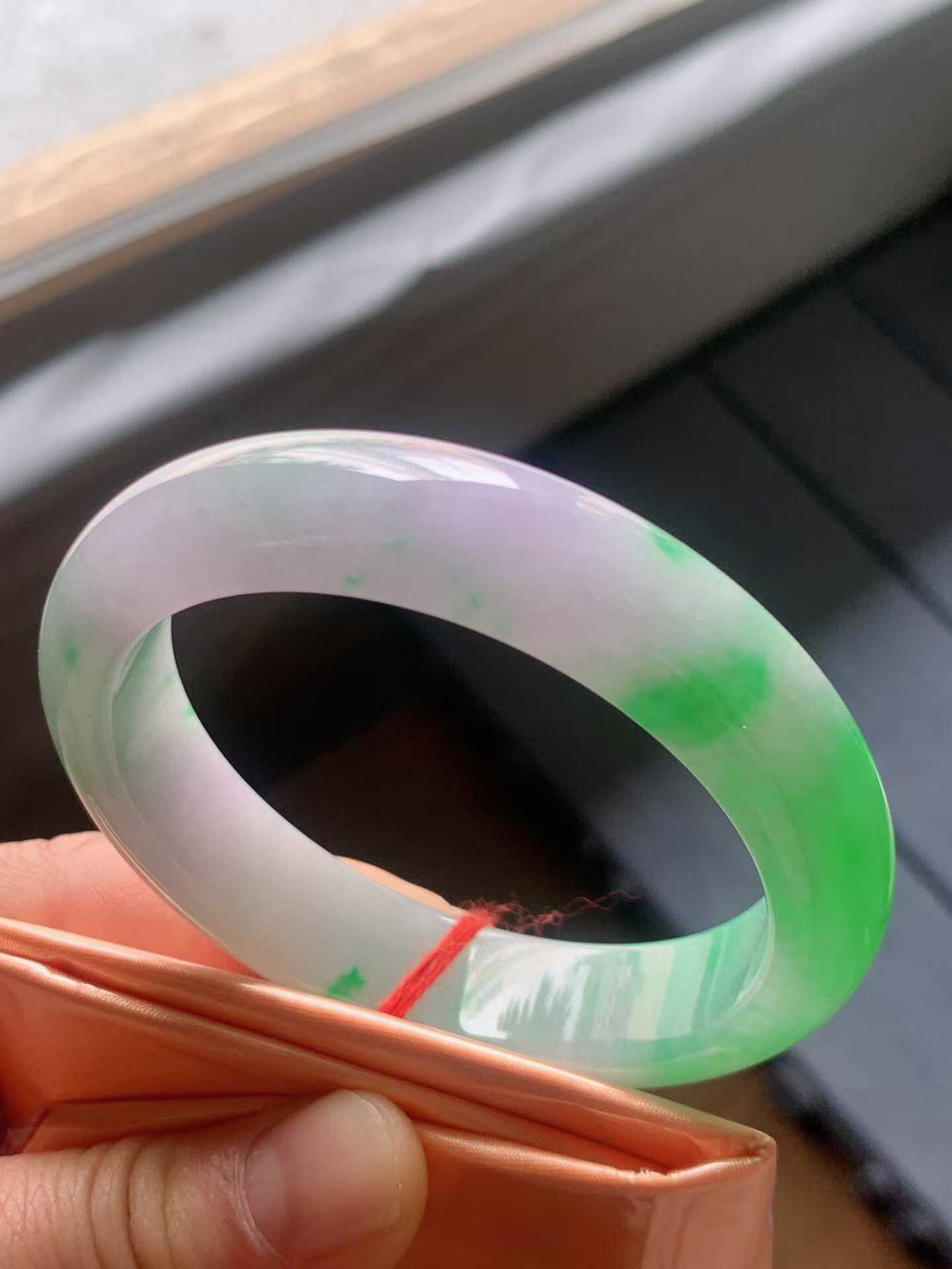 【翡翠名称】冰春彩阳绿54正圈口翡翠手镯
【翡翠尺寸】54/12.9/7.9mm适合53-55正圈口佩戴
【翡翠描述】宝贝种老水足，玉质细腻，色泽靓丽，性价比高，佩戴效果好！
【其它赠送】权威证书/精美挂绳盒子/支持全国复检