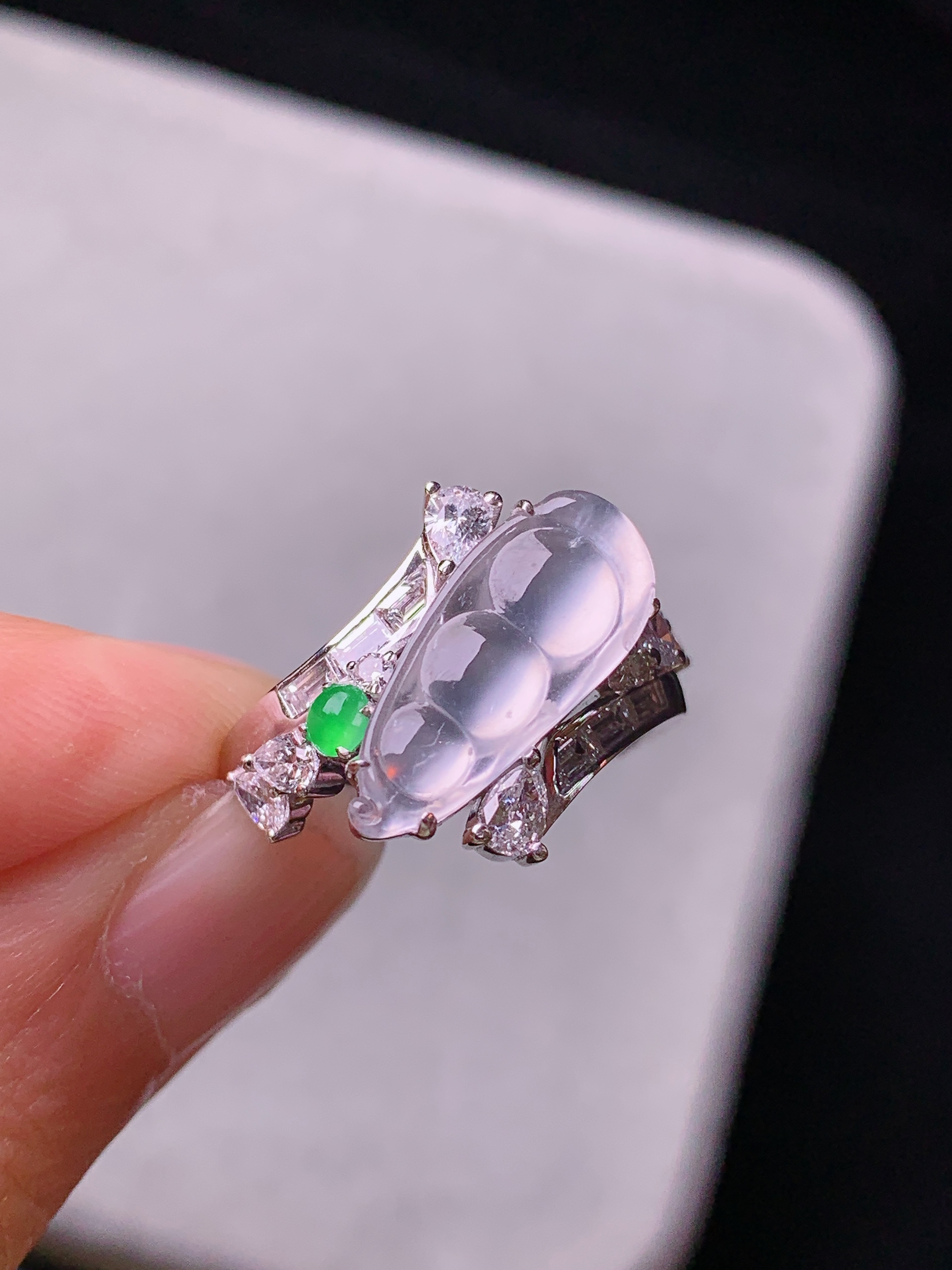 18k金镶嵌冰种四季豆戒指吊坠 玉质细腻 色泽艳丽清新 水润亮眼 圈口14 裸石尺寸16.3*7*2m5