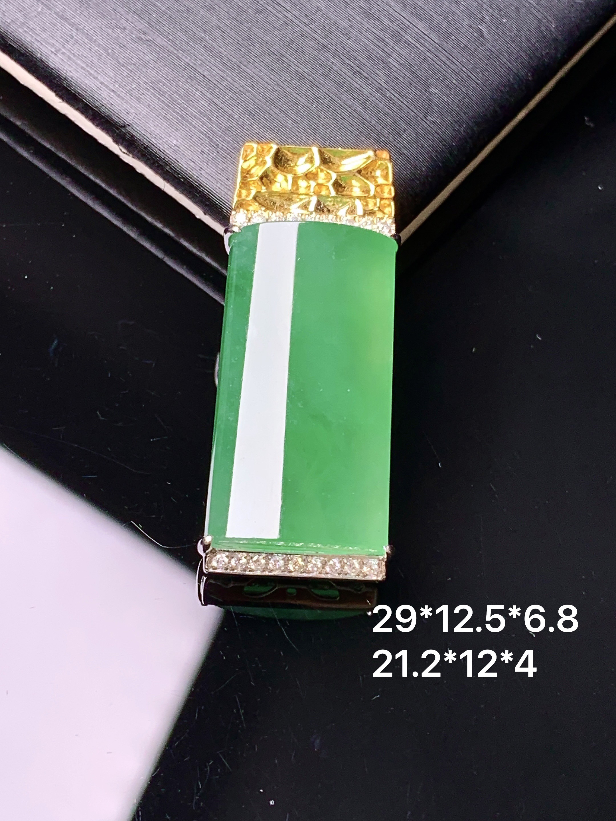 18k金钻镶嵌翠绿无事牌吊坠 玉质细腻 色泽艳丽清新 水润亮眼 整体尺寸29*12.5*6.8c5