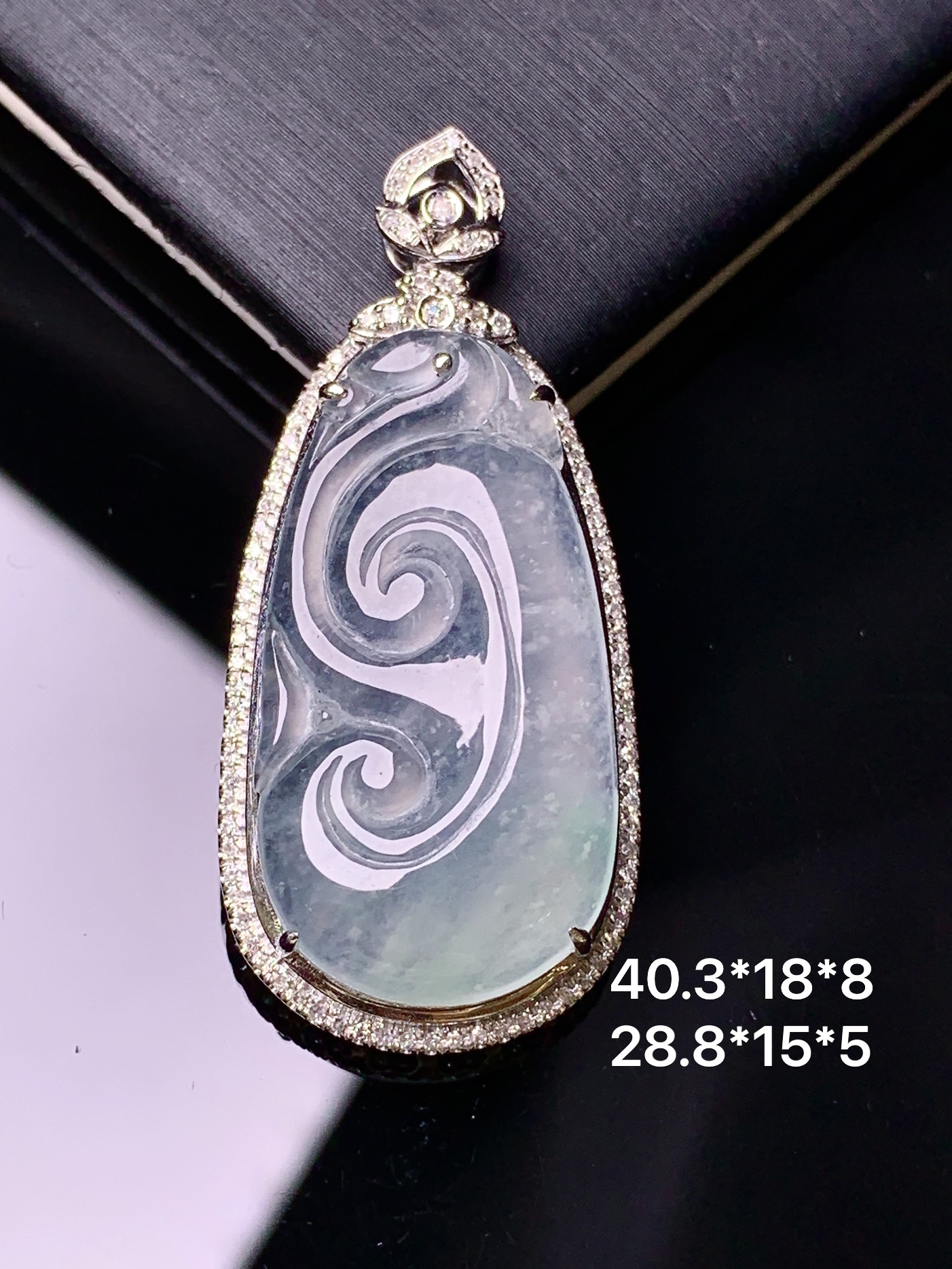 18k金钻镶嵌冰种如意吊坠 玉质细腻 色泽艳丽清新 水润亮眼 整体尺寸40.3*18*8