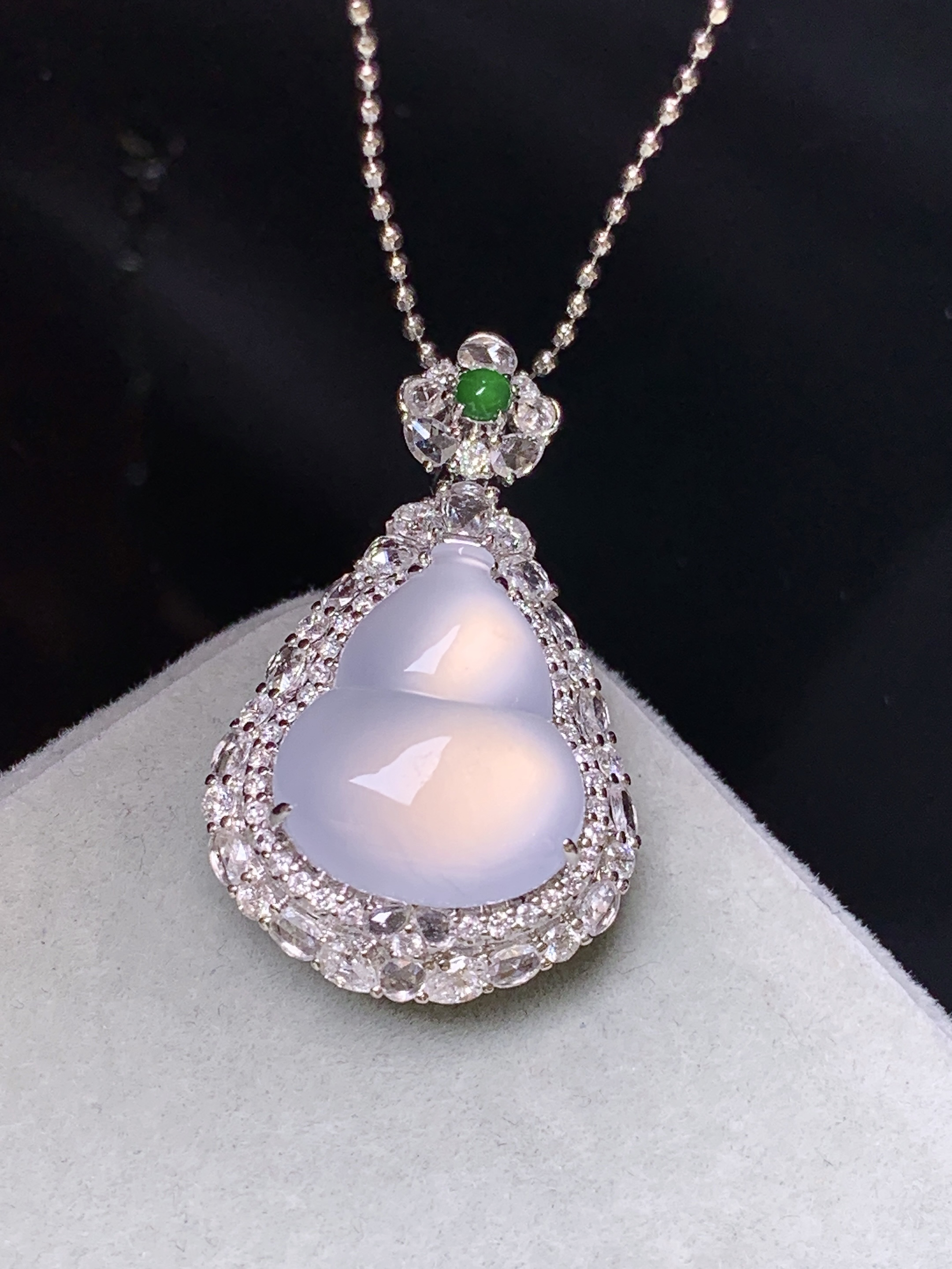 18k金钻镶嵌冰种葫芦吊坠 玉质细腻 色泽艳丽清新 水润亮眼 整体尺寸29.5*18*12c5