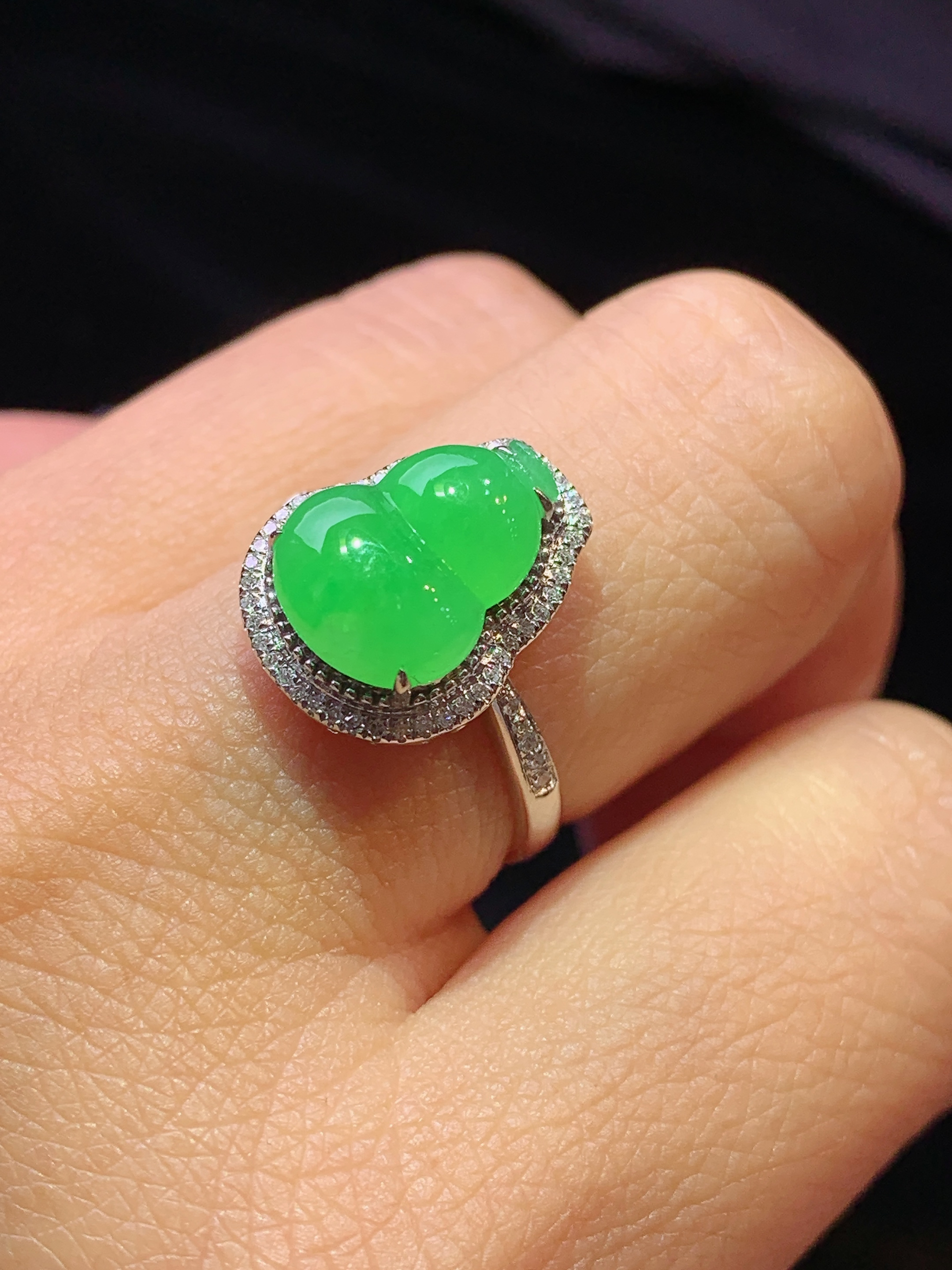 18k金钻镶嵌翠绿葫芦吊坠 玉质细腻 色泽艳丽清新 水润亮眼 圈口13.5 整体尺寸15*12*7.5f3