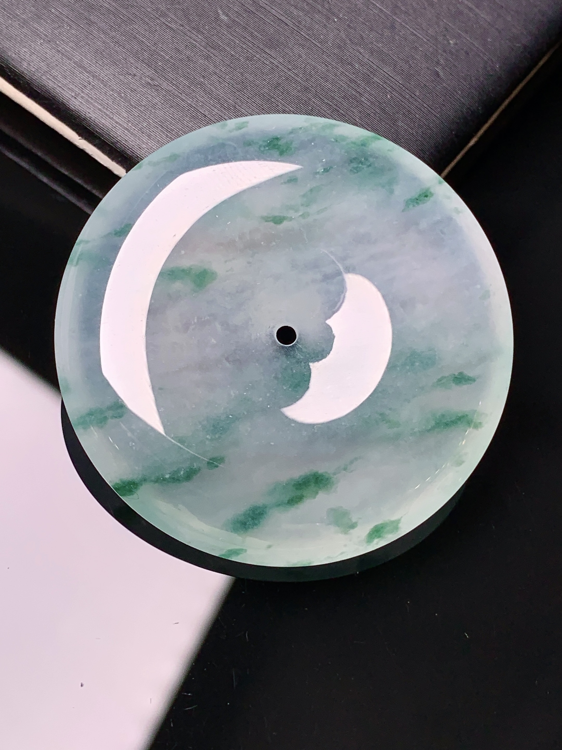 冰种飘绿平安扣吊坠 玉质细腻 色泽艳丽清新 水润亮眼 整体尺寸35.2*6.2x1