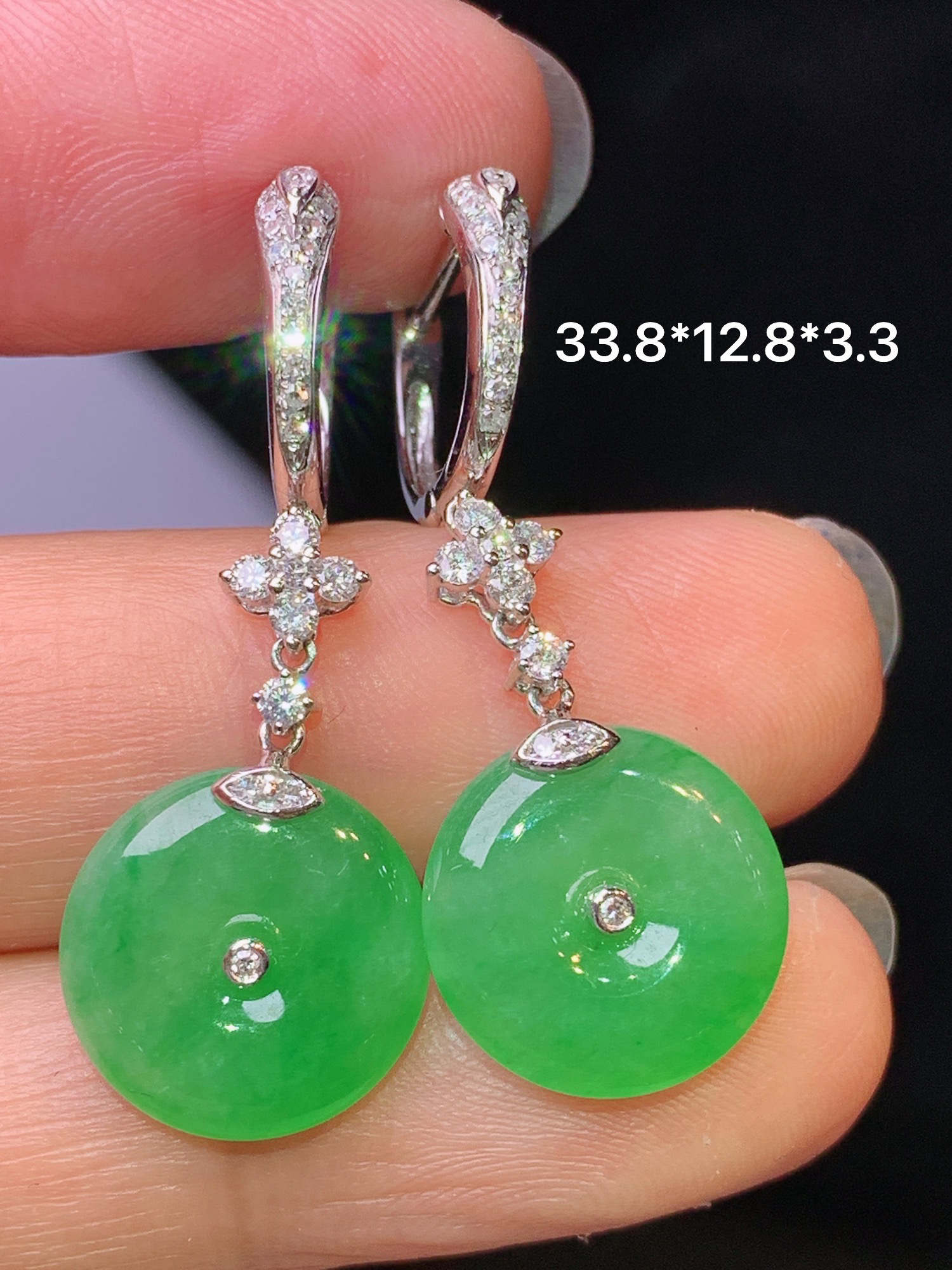18k金钻镶嵌翠绿平安扣耳坠 玉质细腻 色泽艳丽清新 水润亮眼 整体尺寸33.8*12.8*3.3h1