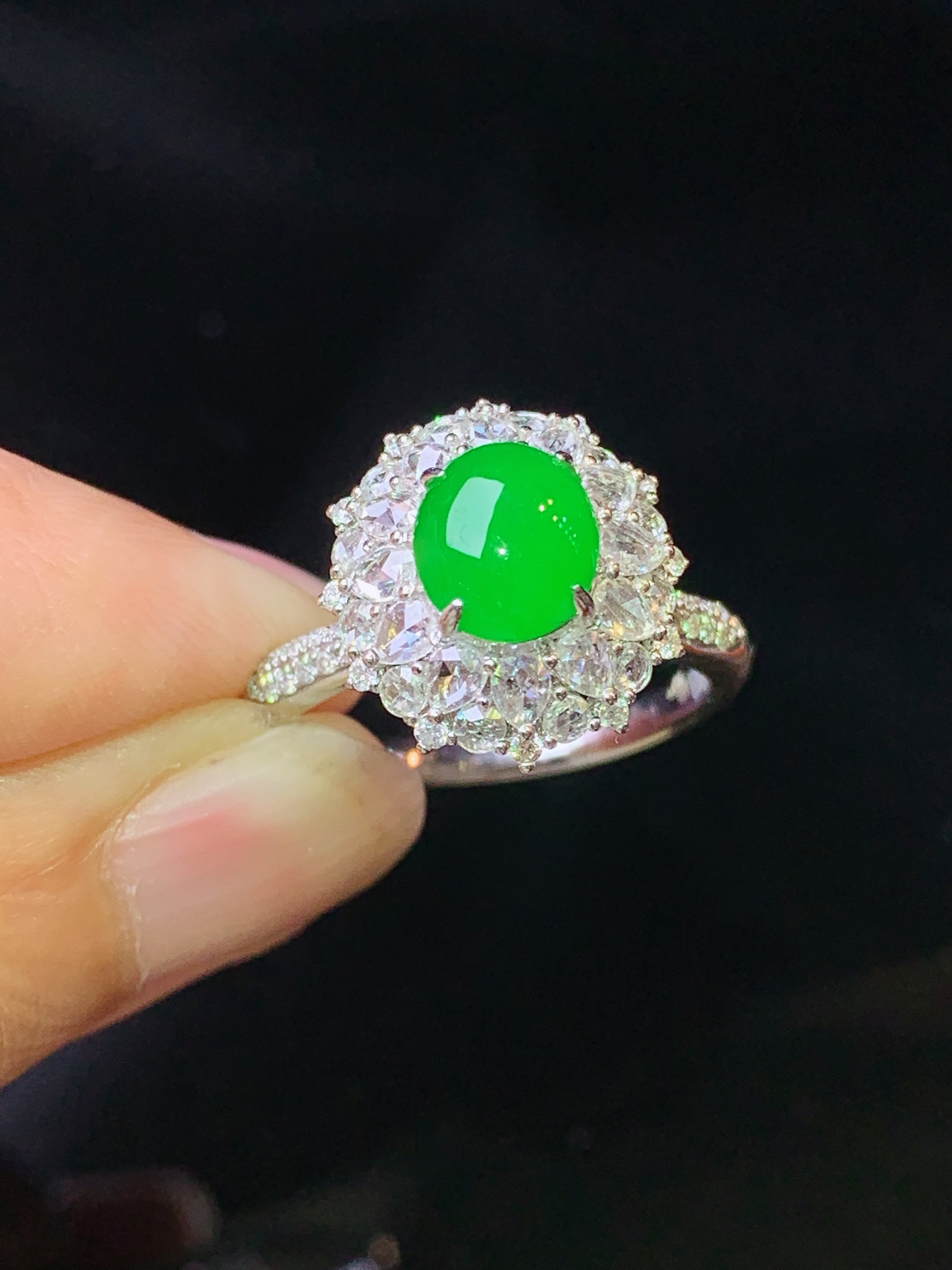 18k金钻镶嵌满绿蛋面戒指 玉质细腻 色泽艳丽清新 水润亮眼 圈口14 整体尺寸14*13.2*10