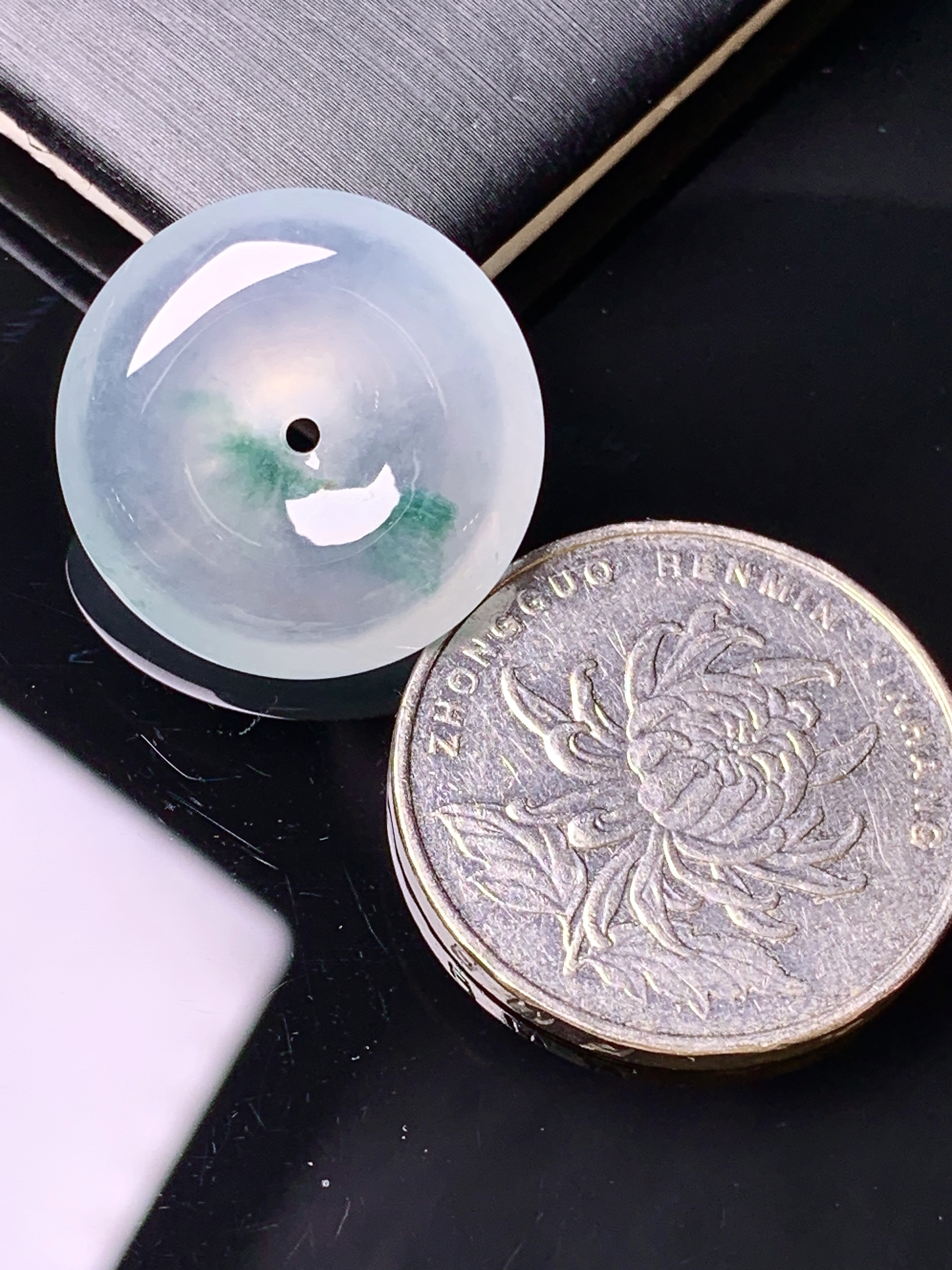 冰种飘绿平安扣吊坠 玉质细腻 色泽艳丽清新 水润亮眼 整体尺寸20.8*5.8c1