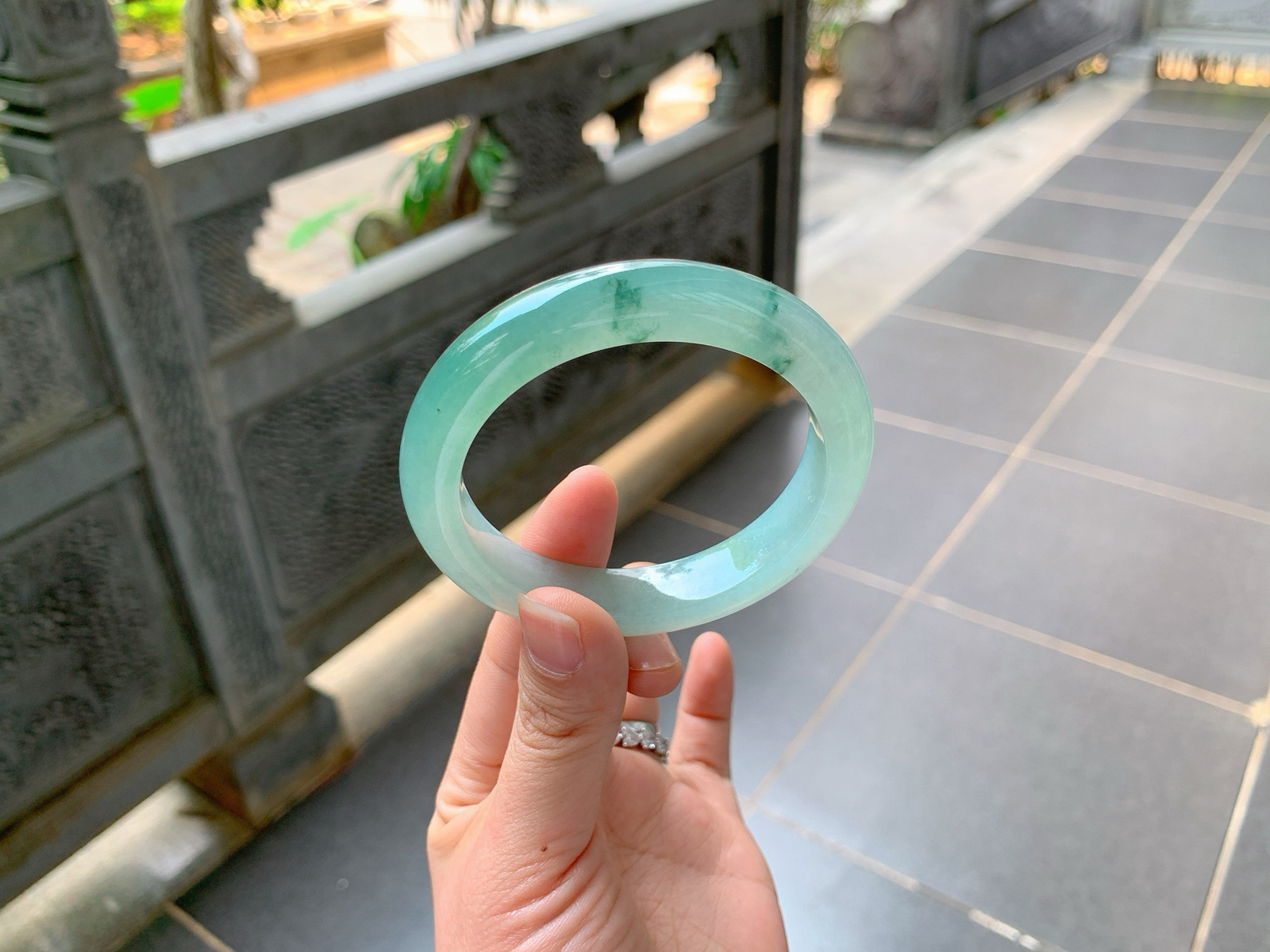 ｜56圈口
湖水绿飘花镯，半山半水、油润油润的，种老