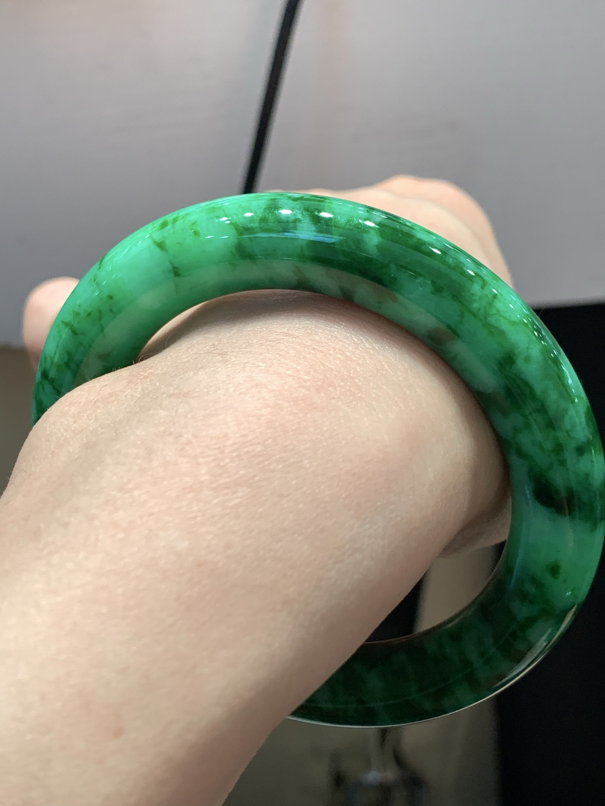 尺寸55.4/11.3/11.7，辣绿圆条手镯
水润细腻 有种有色