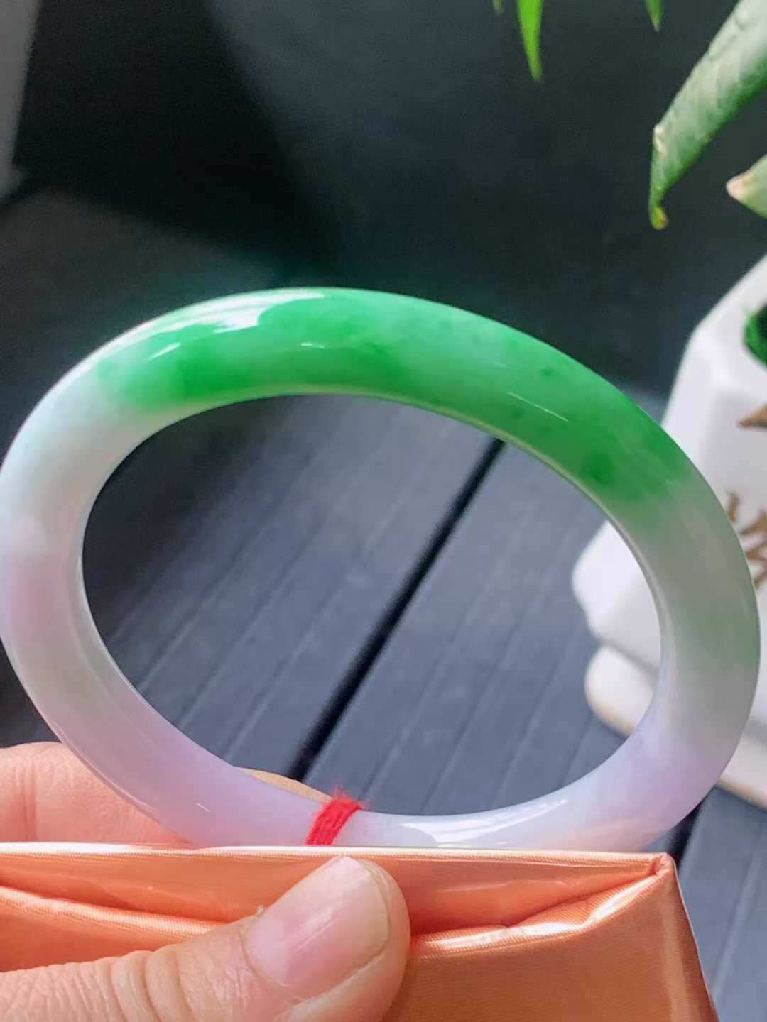 【翡翠名称】冰春彩飘阳绿57.3圈口圆条手镯
【翡翠尺寸】57.3/8.8/9mm适合57-59.5正圈口佩戴
【翡翠描述】宝贝种老水足，玉质细腻，色泽靓丽，性价比高，佩戴效果好！
【其它赠送】权威证书/精美挂绳盒子/支持全国复检