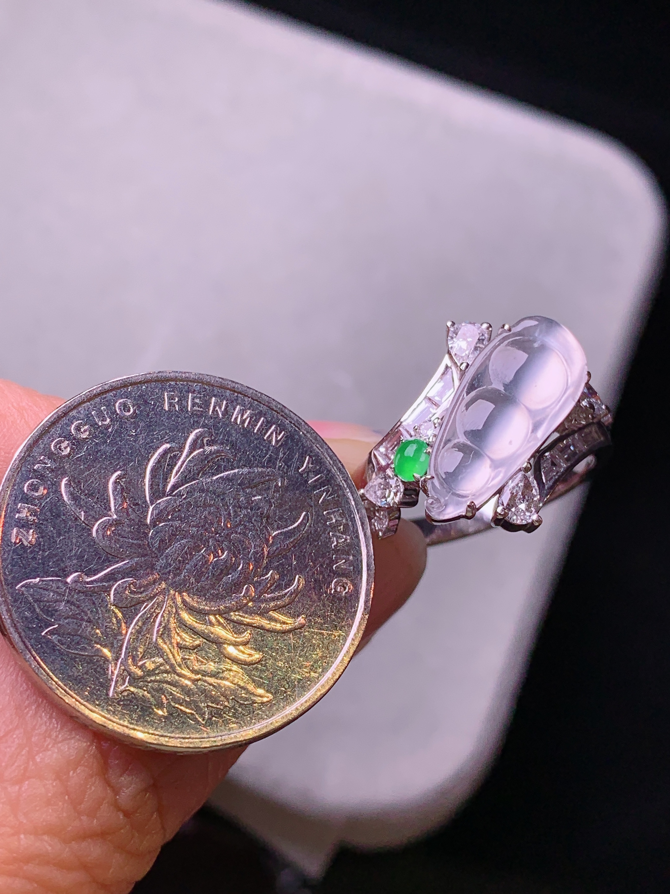 18k金镶嵌冰种四季豆戒指吊坠 玉质细腻 色泽艳丽清新 水润亮眼 圈口14 裸石尺寸16.3*7*2m5