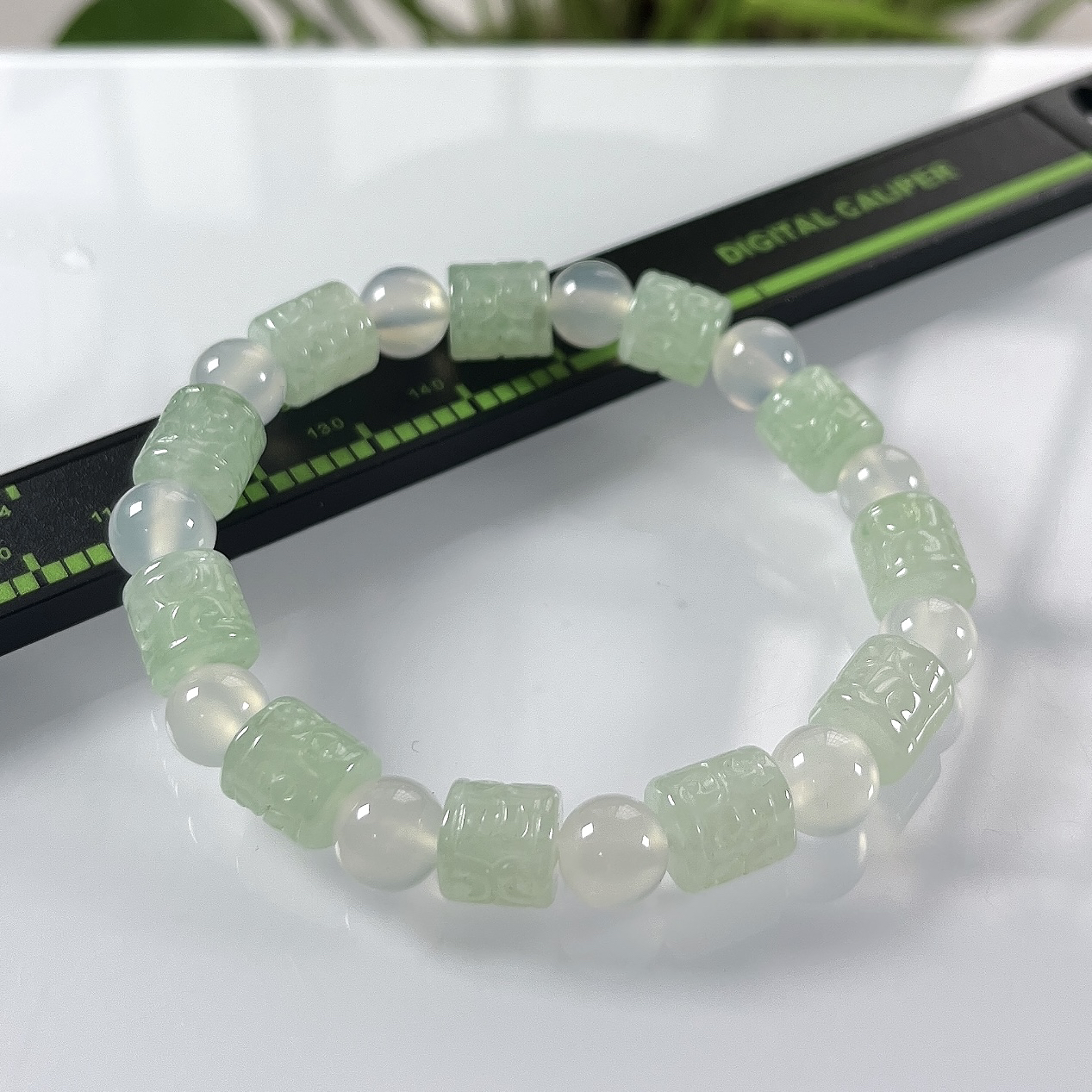 缅甸天然翡翠A货，冰种起胶晴底六字箴言路路通手串手链，尺寸：取一8.8/8.8mm/11颗，重量25.15g，白珠为玛瑙材质。