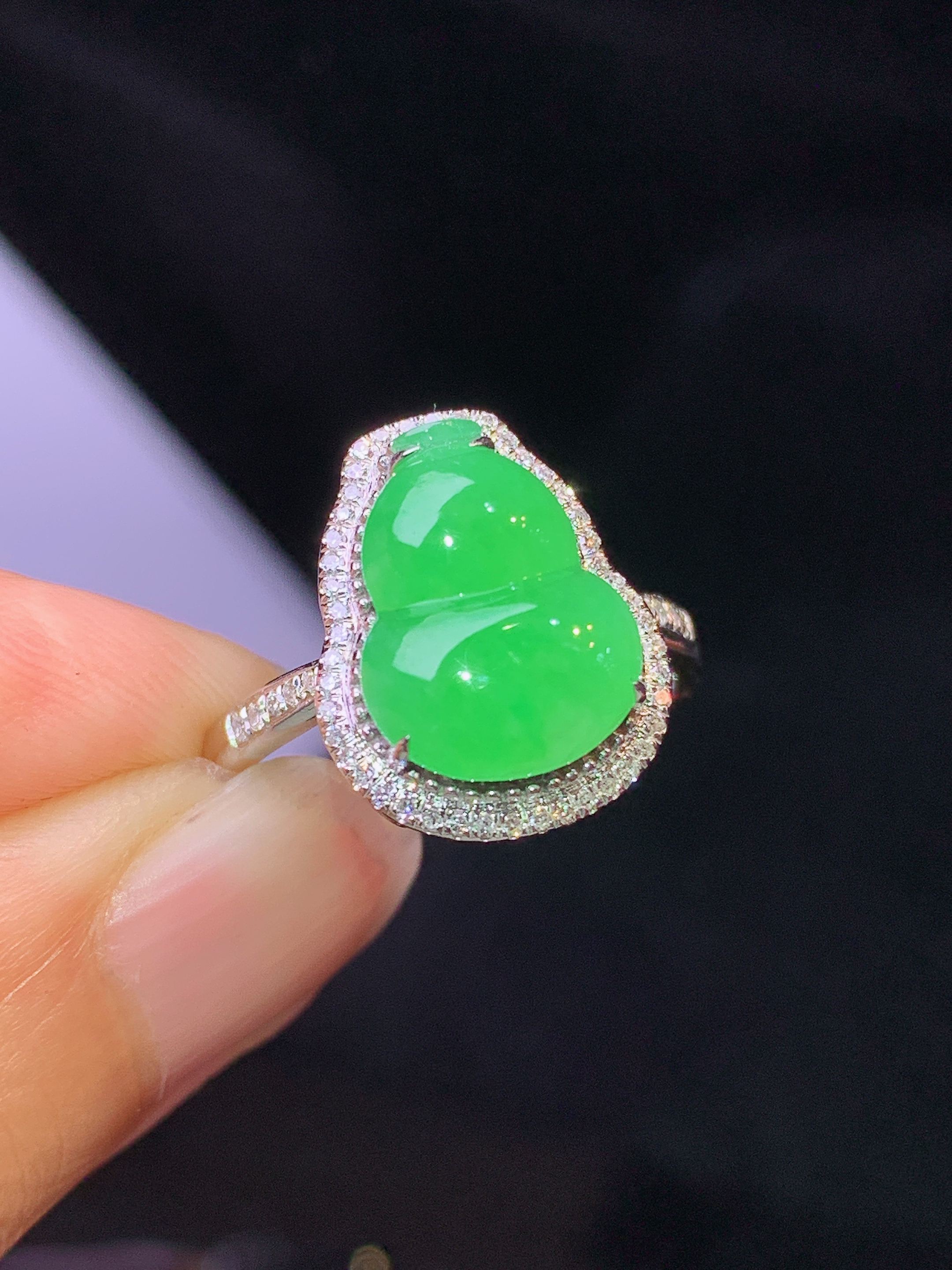 18k金钻镶嵌翠绿葫芦吊坠 玉质细腻 色泽艳丽清新 水润亮眼 圈口13.5 整体尺寸15*12*7.5f3