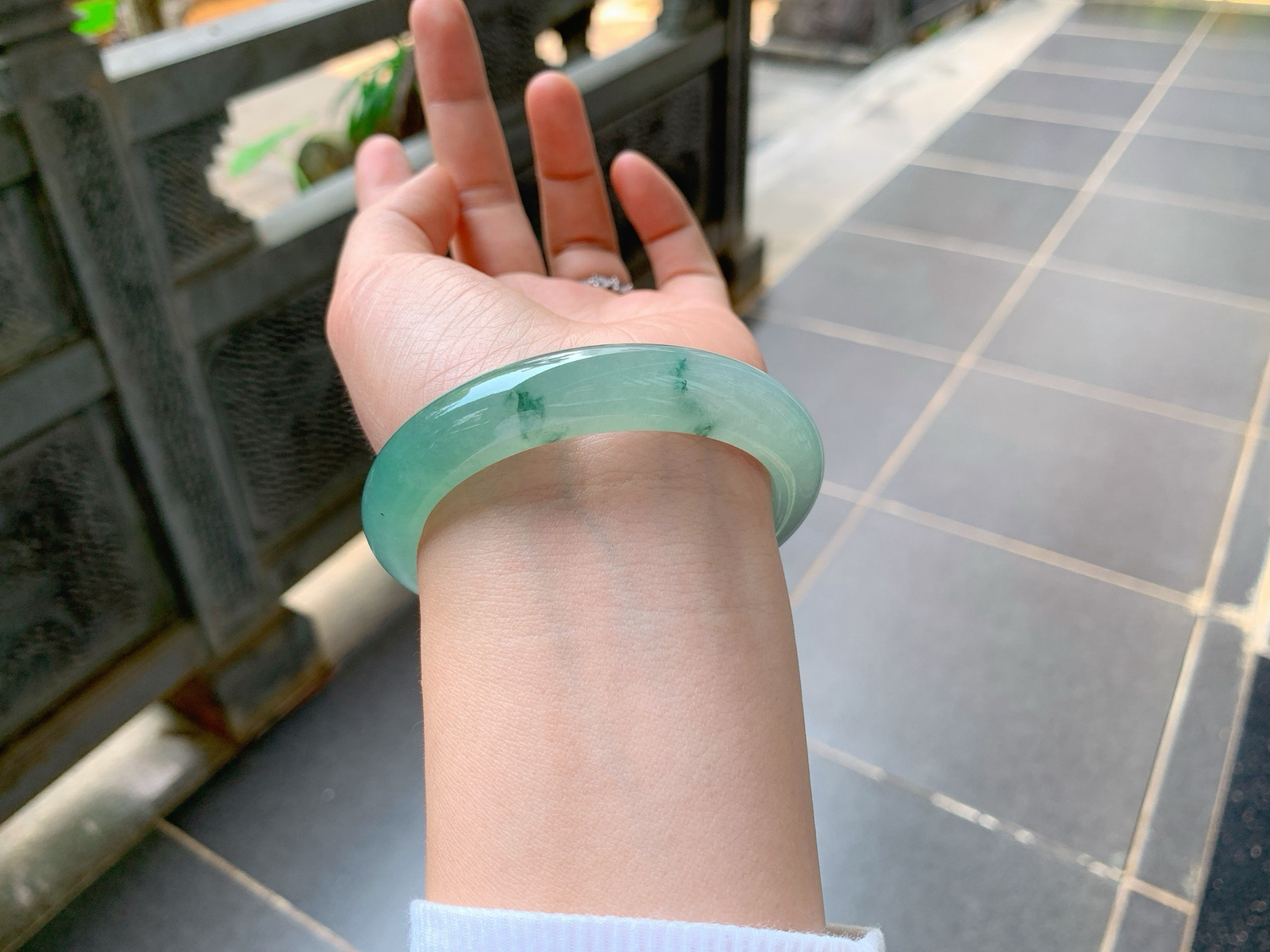 ｜56圈口
湖水绿飘花镯，半山半水、油润油润的，种老