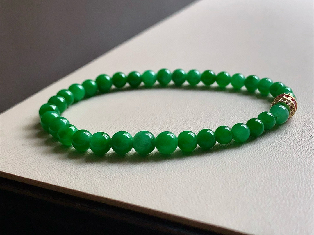 ️ 冰种辣绿手串 色泽艳丽漂亮，底子细腻不发干，尺寸4.7