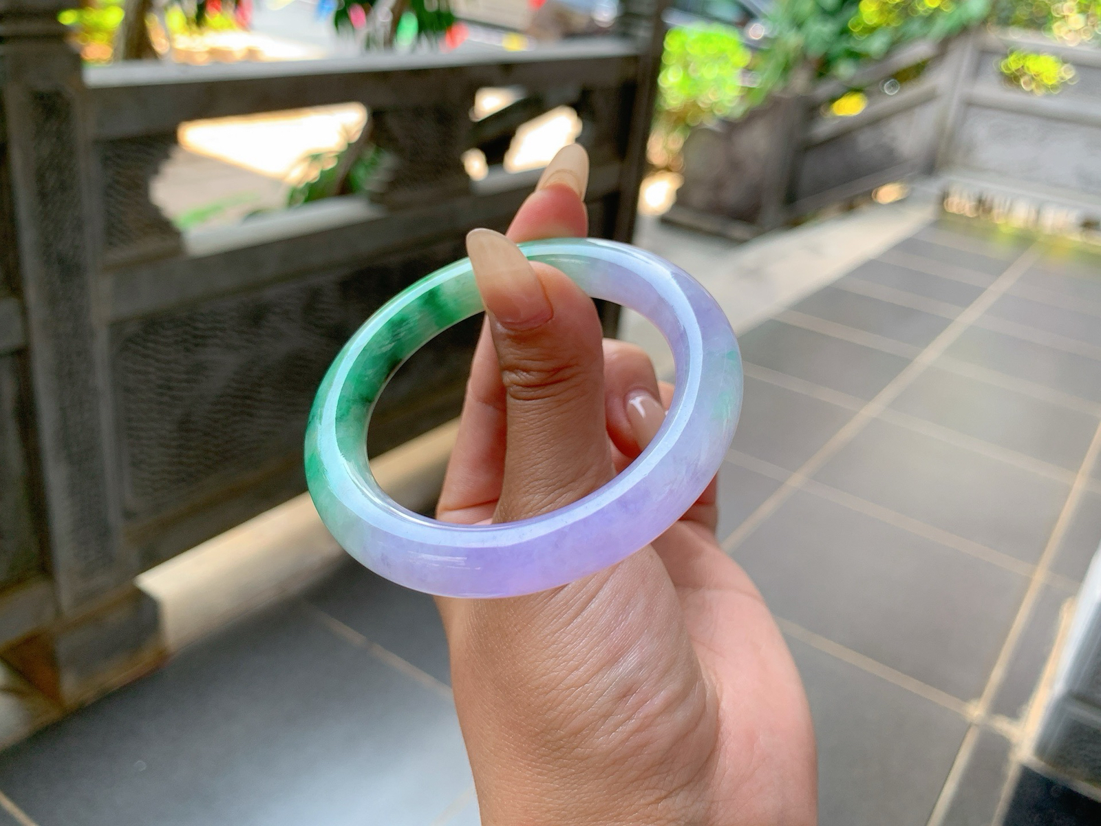 ｜50圈口
 冰春彩福镯，条粗:9.5，超浓郁的一截冰紫色，水润透亮，另一半飘藓绿花，有一种鲜明的特色感