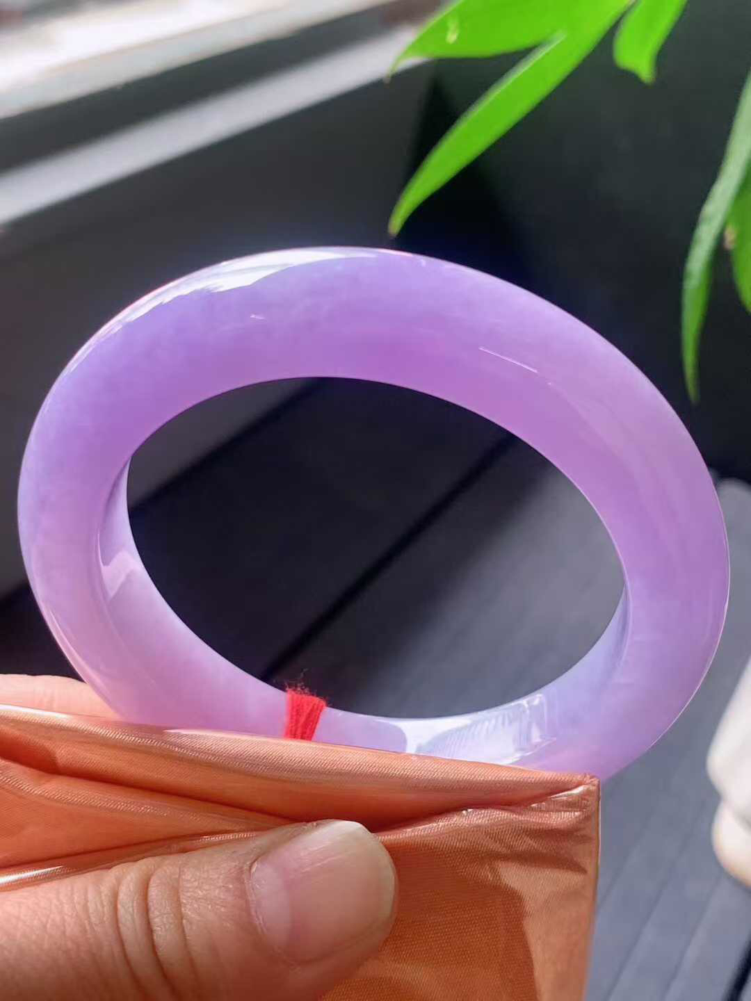 【翡翠名称】老种冰浓紫56.5正圈口翡翠手镯
【翡翠尺寸】56.5/12.5/10.8mm适合55.5-58正圈口佩戴
【翡翠描述】宝贝种老水足，玉质细腻，色泽靓丽，性价比高，佩戴效果好！
【其它赠送】权威证书/精美挂绳盒子/支持全国复检