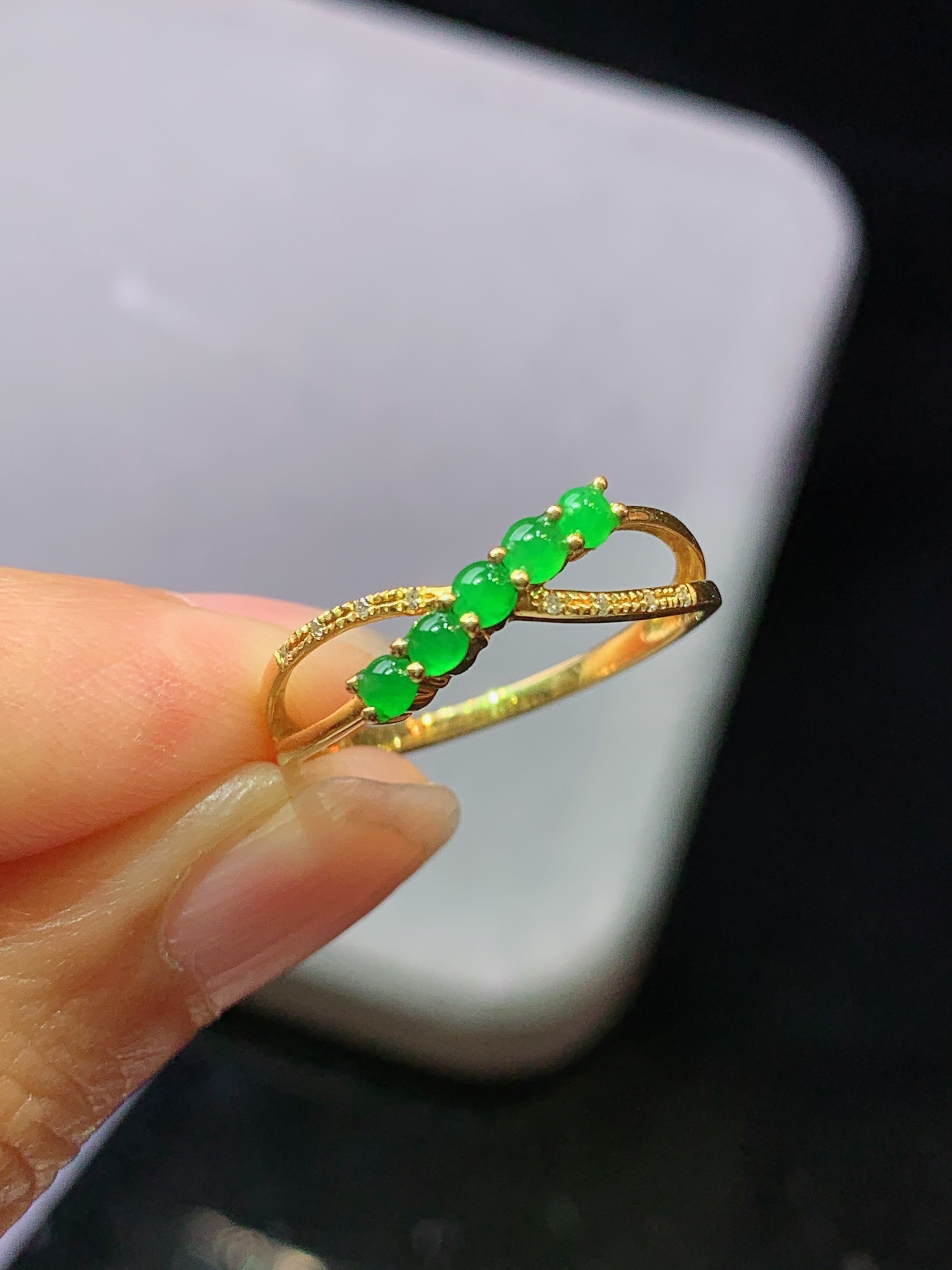 18k金钻镶嵌满绿蛋面组合戒指 玉质细腻 色泽艳丽清新 水润亮眼 圈口13.5 整体尺寸2.2*2y