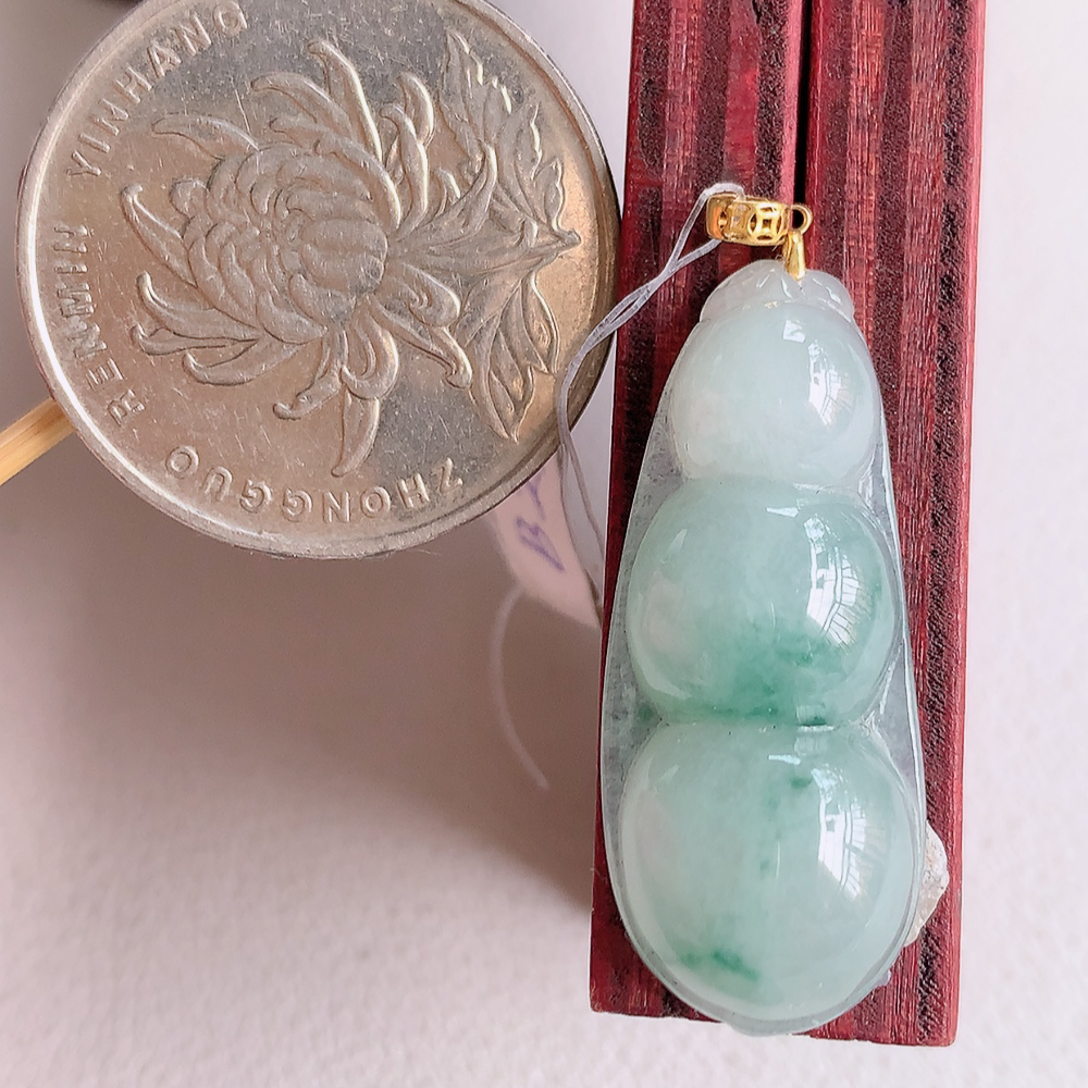 18k金扣冰润飘花福豆翡翠挂件，老种飘花  冰清玉洁  胶感十足  寓意“四季平安，福气满满”颜色鲜艳，清新自然，饱满通透   W49.25  尺寸：30-12.5-6.2mm