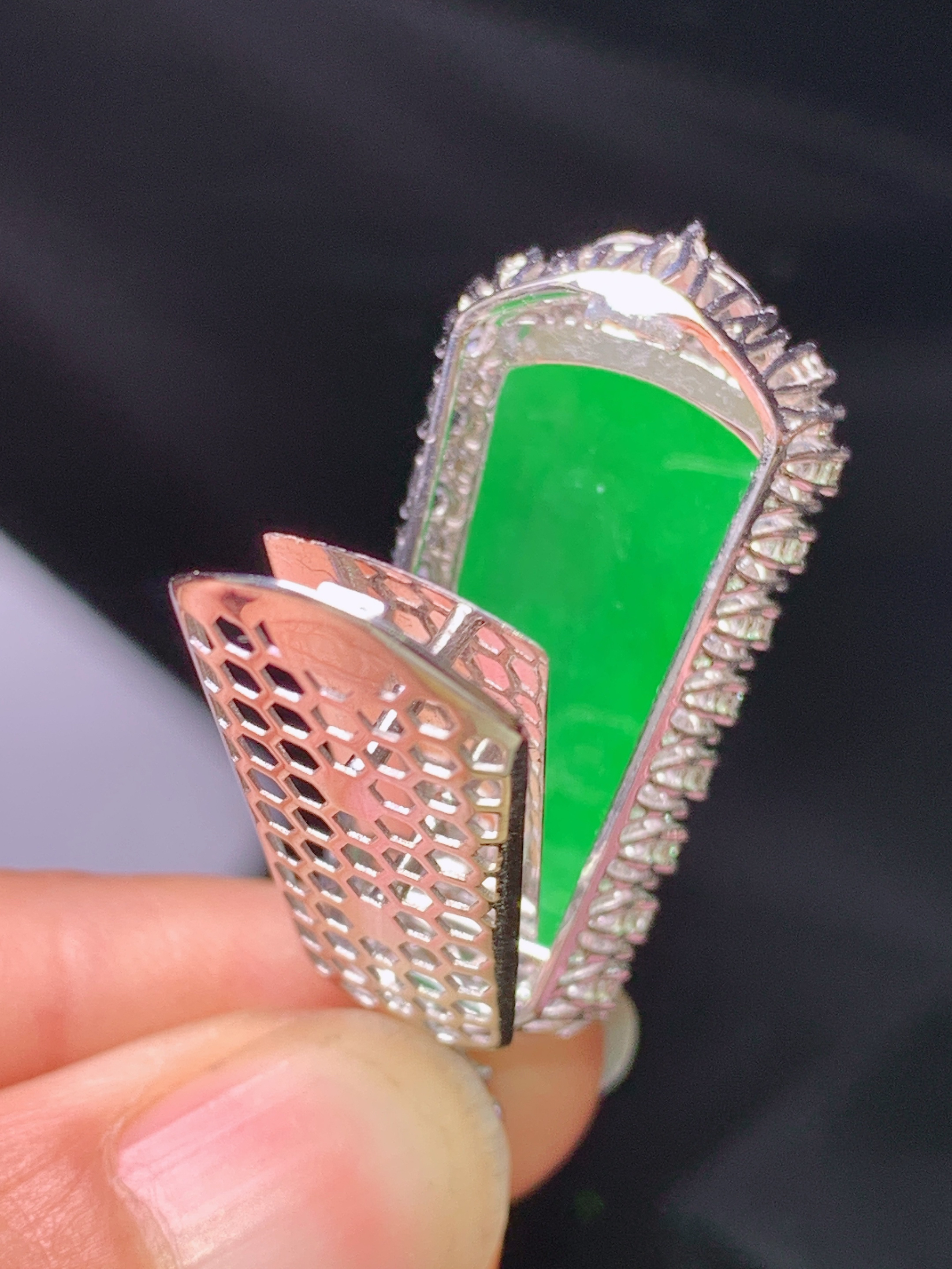 18k金钻镶嵌满绿无事牌吊坠 玉质细腻 色泽艳丽清新 水润亮眼 整体尺寸38.5*168.8c5