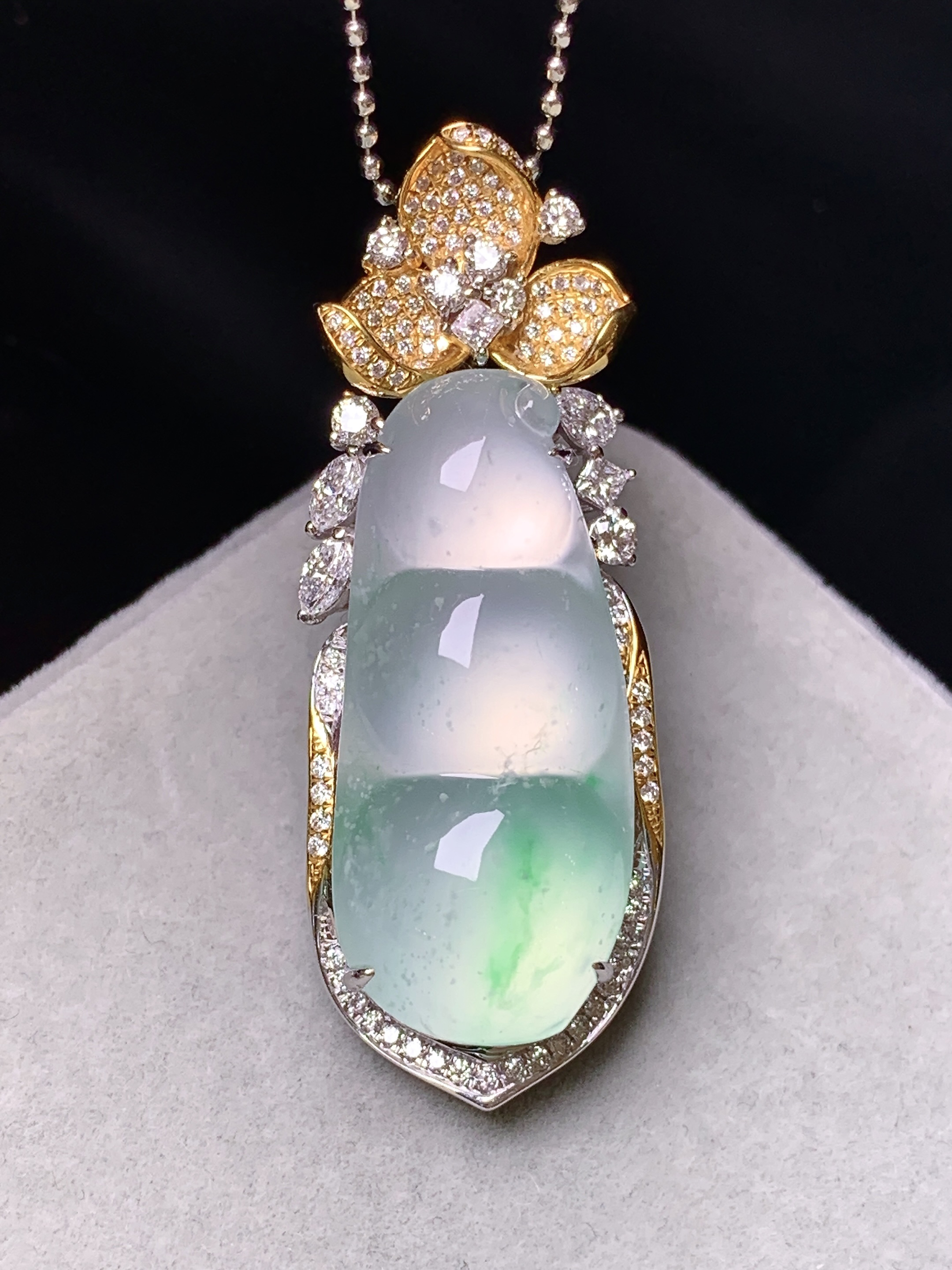 18k金钻镶嵌冰种飘绿四季豆吊坠 玉质细腻 色泽艳丽清新 水润亮眼 整体尺寸43.6*16.2*9.8m5