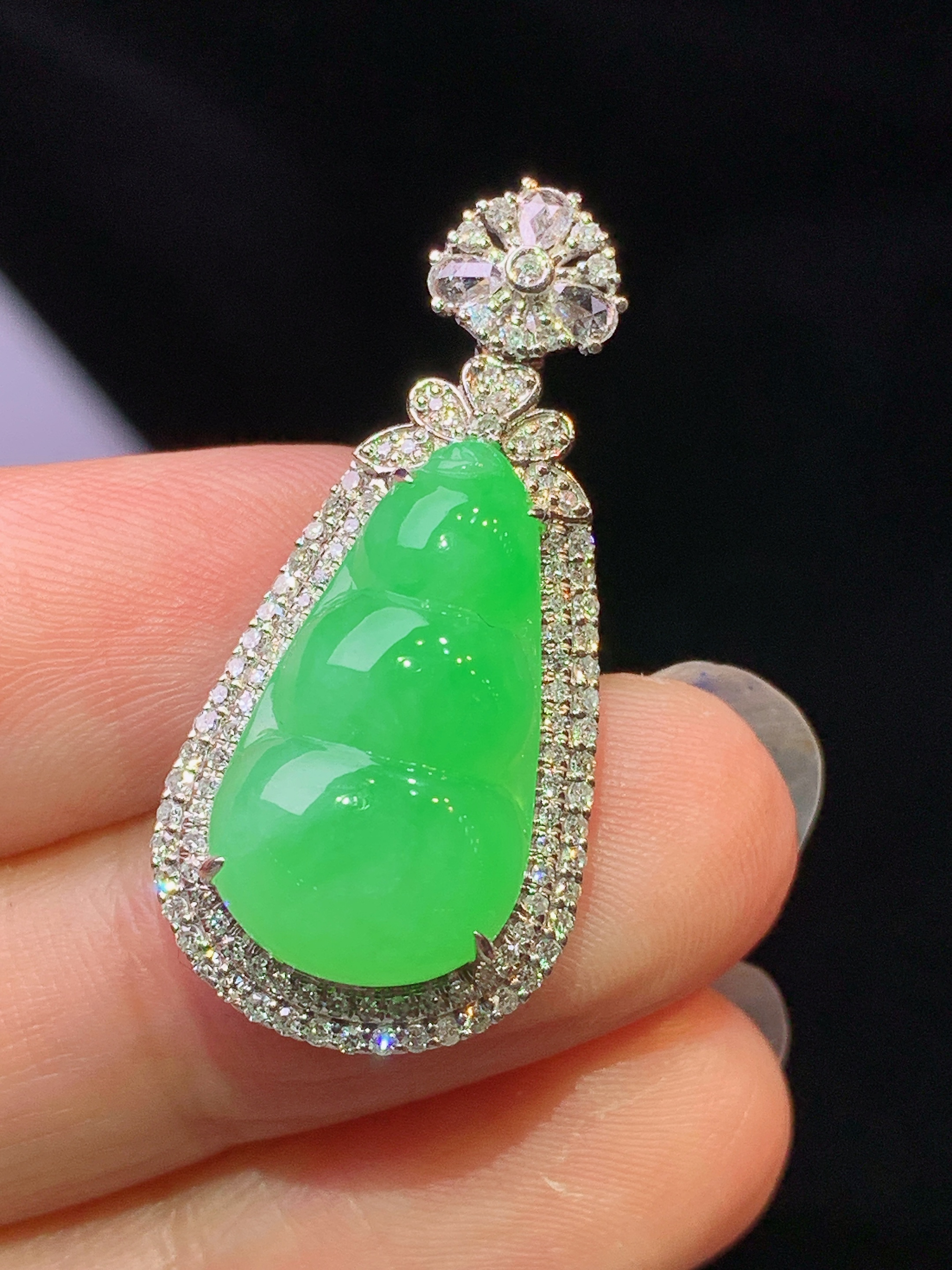 18k金钻镶嵌翠绿四季豆吊坠 玉质细腻 色泽艳丽清新 水润亮眼 整体尺寸31.5*15*8f3