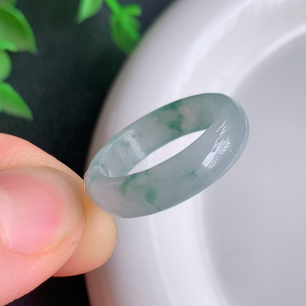 冰润飘花精美环形翡翠戒指  玉质细腻  冰清玉润  飘花灵动  颜色漂亮  W49.25 内径尺寸：18-5.5-3mm