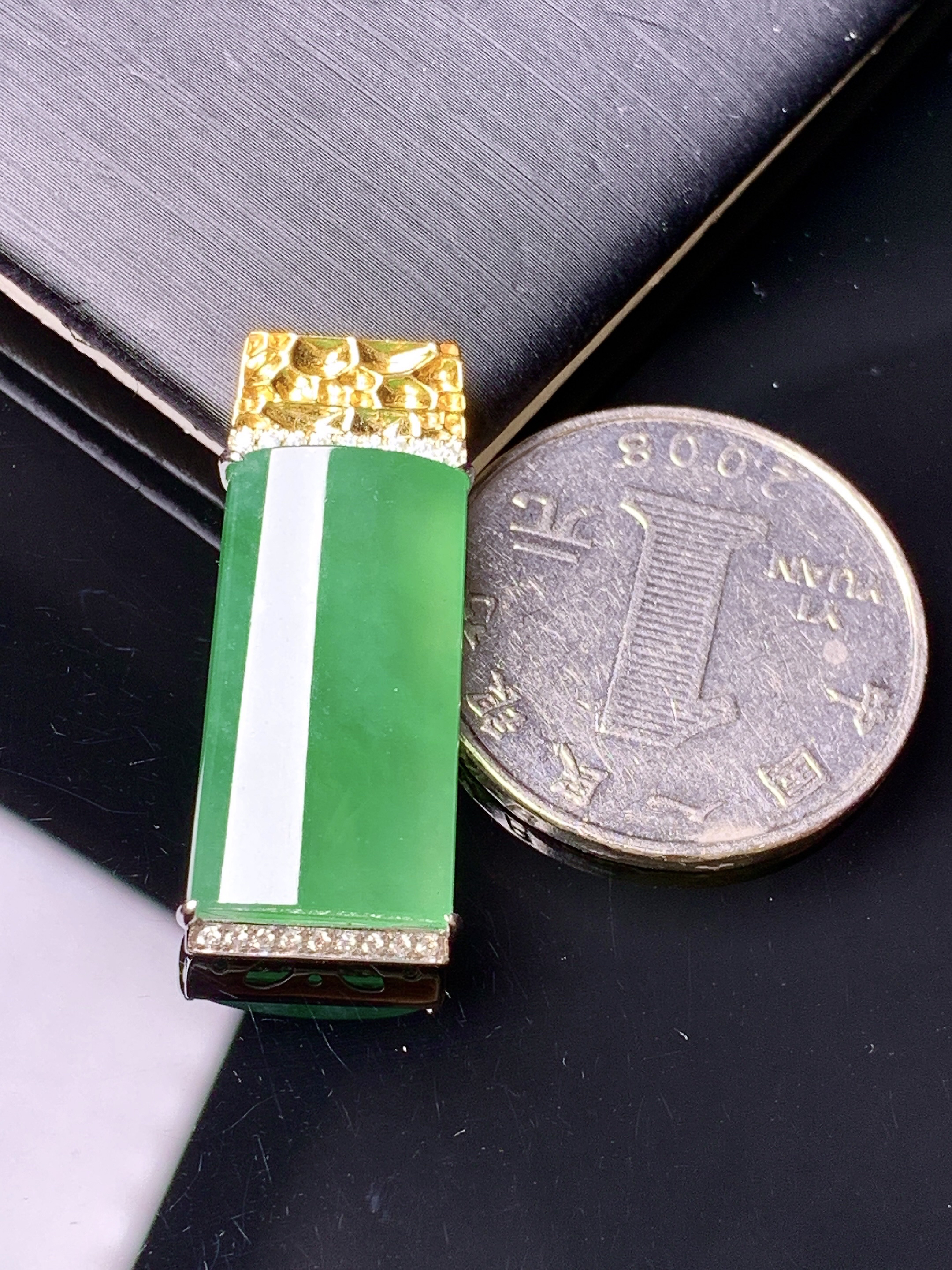 18k金钻镶嵌翠绿无事牌吊坠 玉质细腻 色泽艳丽清新 水润亮眼 整体尺寸29*12.5*6.8c5