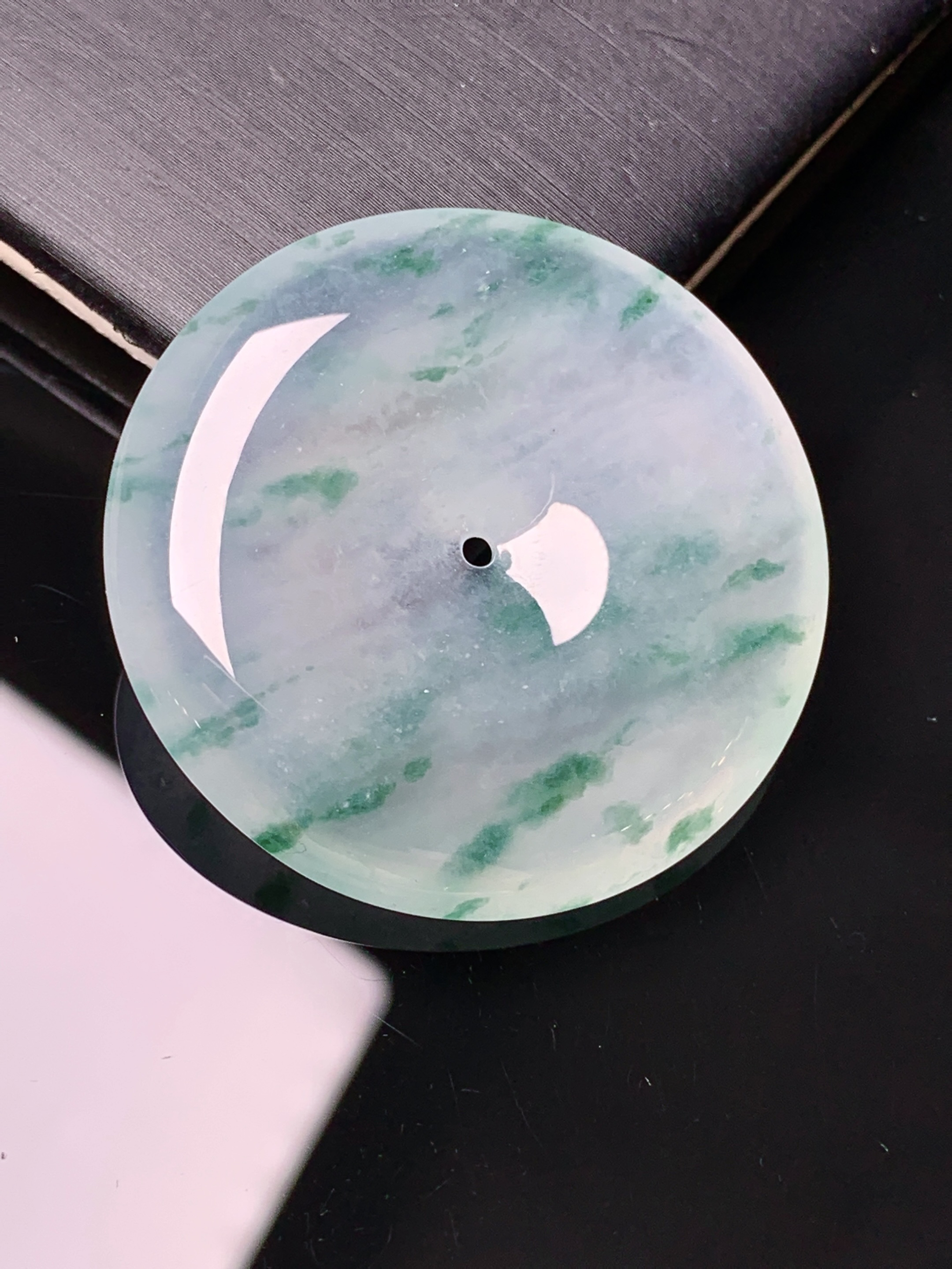 冰种飘绿平安扣吊坠 玉质细腻 色泽艳丽清新 水润亮眼 整体尺寸35.2*6.2x1