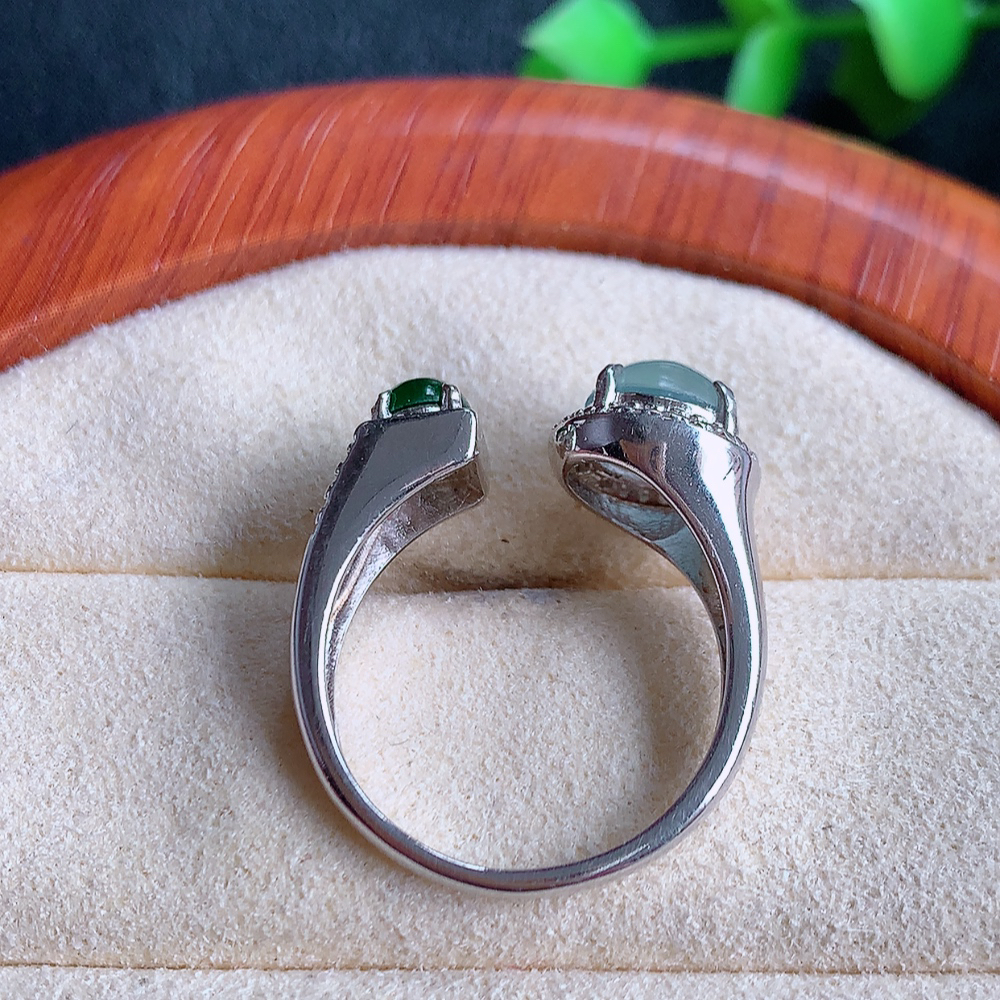 冰润满绿精美环形翡翠戒指  玉质细腻  冰清玉润  飘花灵动  颜色漂亮  W502.25  内径尺寸：17.5-9-7mm  裸石尺寸：7mm