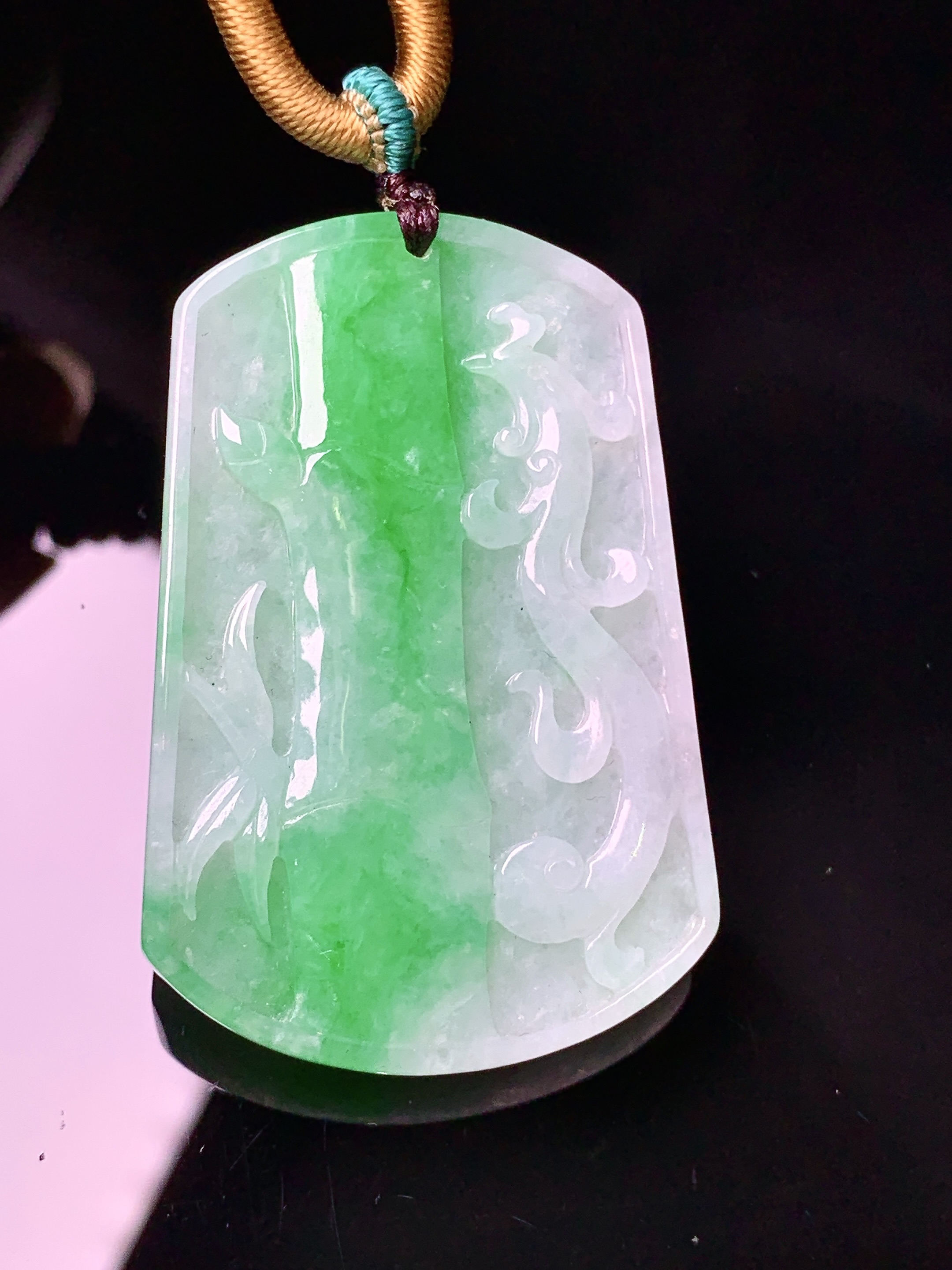 飘绿竹节牌吊坠 玉质细腻 色泽艳丽清新 水润亮眼 整体尺寸44.5*29.7*5.2c1