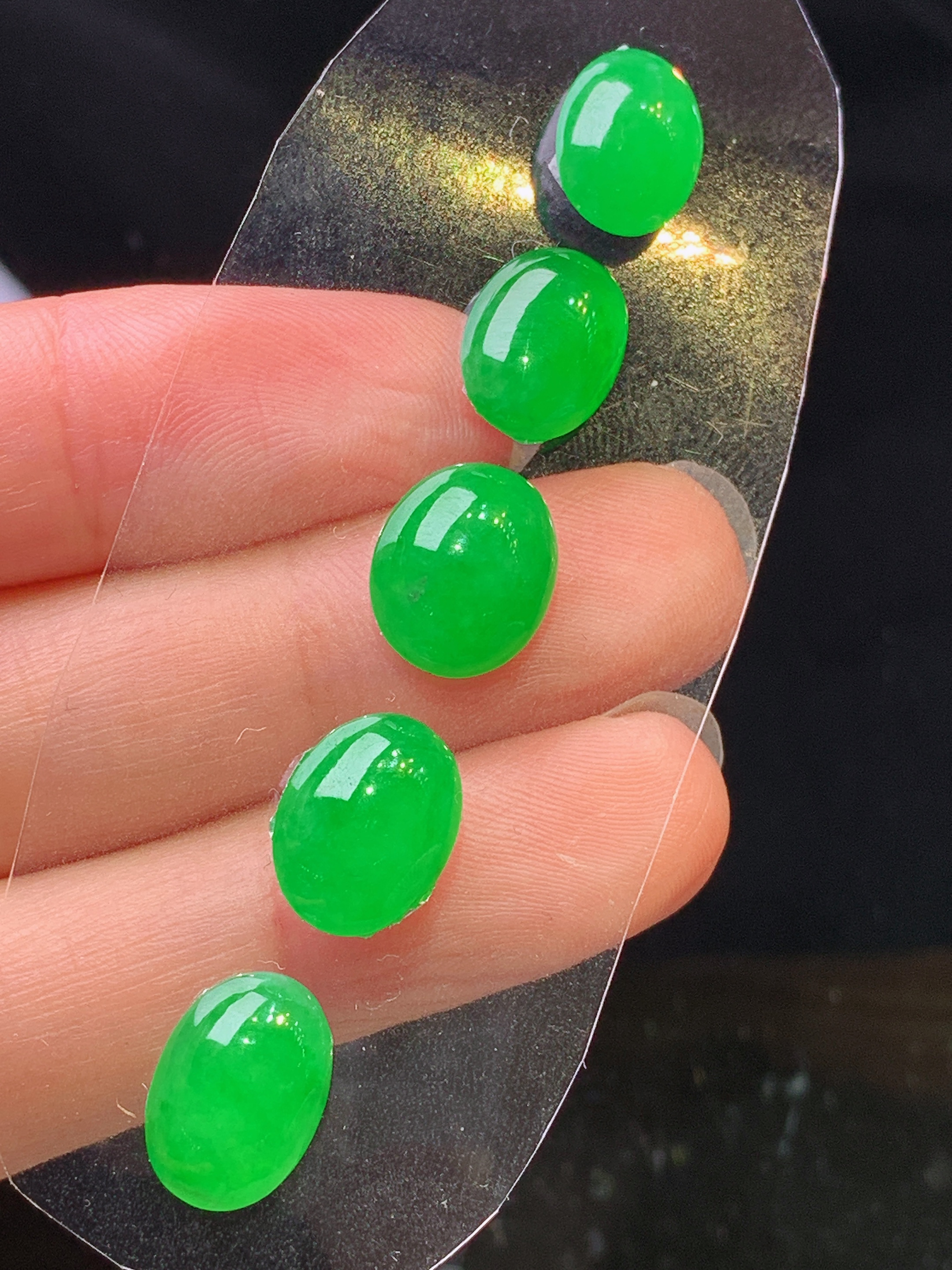 镶嵌款 翠绿蛋面一手 玉质细腻 色泽艳丽清新 水润亮眼 整体尺寸11*9.3*4.8m2