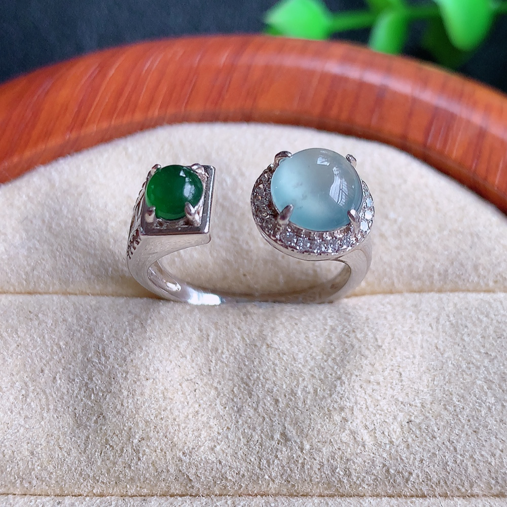 冰润满绿精美环形翡翠戒指  玉质细腻  冰清玉润  飘花灵动  颜色漂亮  W502.25  内径尺寸：17.5-9-7mm  裸石尺寸：7mm