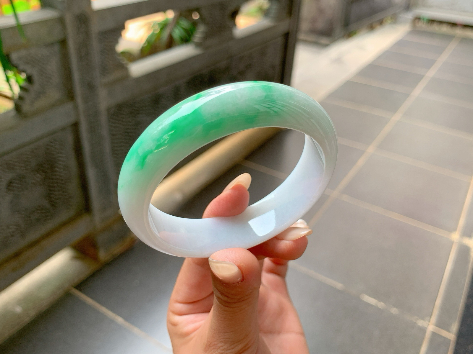 ️｜60圈口
白底青，宽版镯，大圈口，一截色很大气，