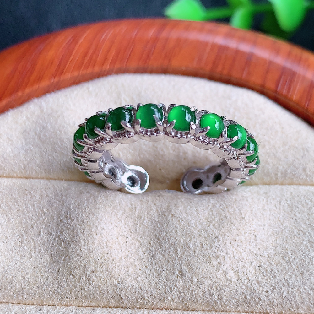 冰润满绿精美环形翡翠戒指  玉质细腻  冰清玉润  飘花灵动  颜色漂亮  W502.25  内径尺寸：17.5-4.5-4mm  裸石尺寸：3mm