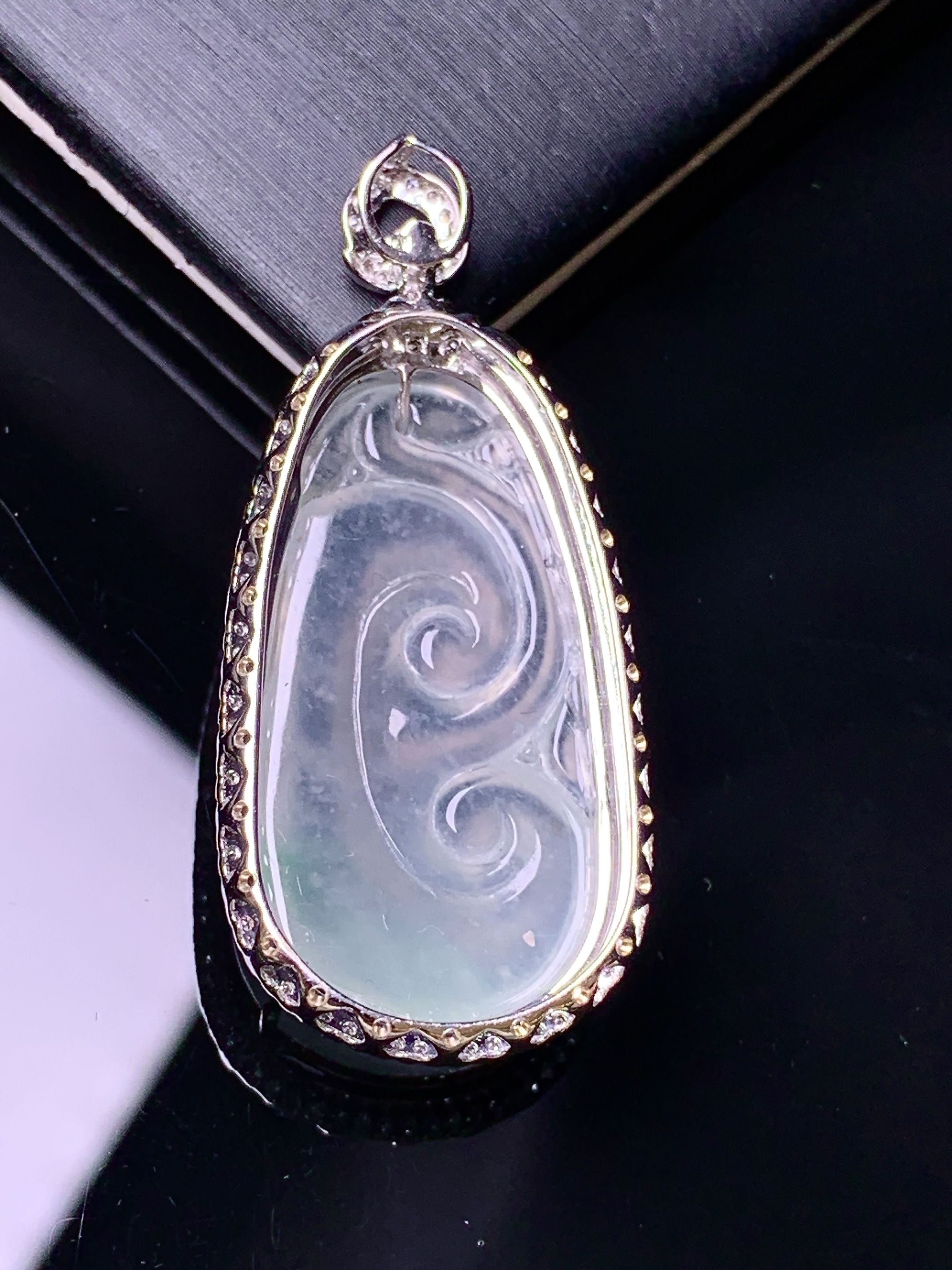 18k金钻镶嵌冰种如意吊坠 玉质细腻 色泽艳丽清新 水润亮眼 整体尺寸40.3*18*8