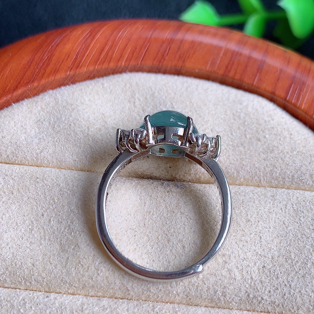 冰晴水精美环形翡翠戒指  玉质细腻  冰清玉润  飘花灵动  颜色漂亮  W502.25   内径尺寸：16-8.8-6.3mm  裸石尺寸：8.8mm