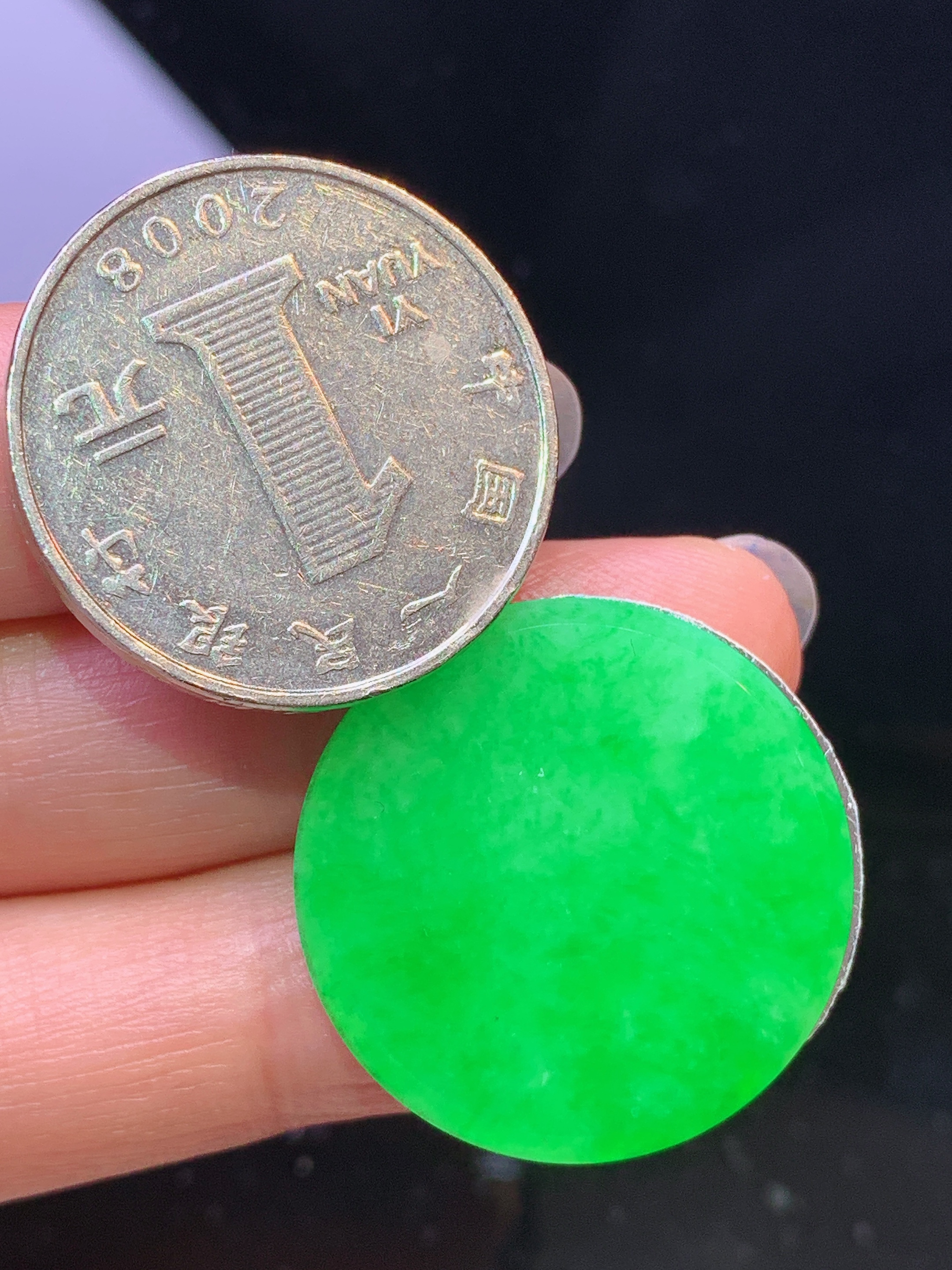 翠绿圆牌吊坠 玉质细腻 色泽艳丽清新 水润亮眼 整体尺寸25.8*2m2