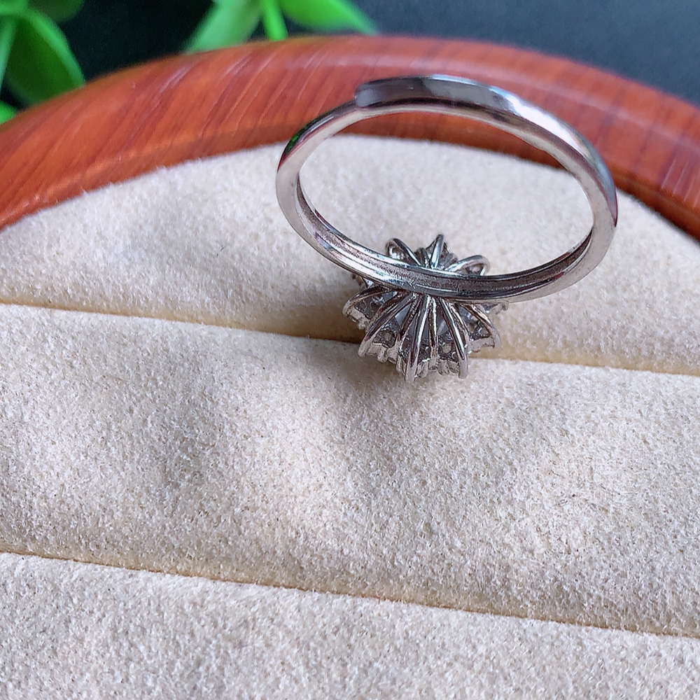 冰润满绿925银镶翡翠戒指  玉质细腻  冰清玉润  飘花灵动  颜色漂亮  W481.25   内径尺寸：18-11.5-8.3mm   裸石尺寸：6-4.5mm