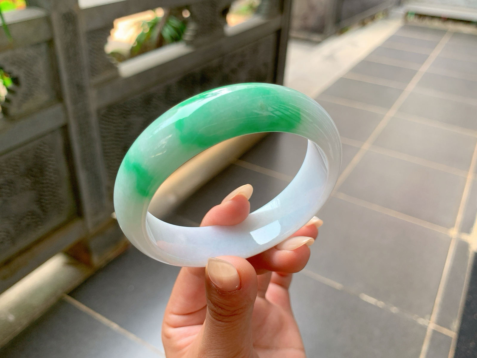 ️｜60圈口
白底青，宽版镯，大圈口，一截色很大气，