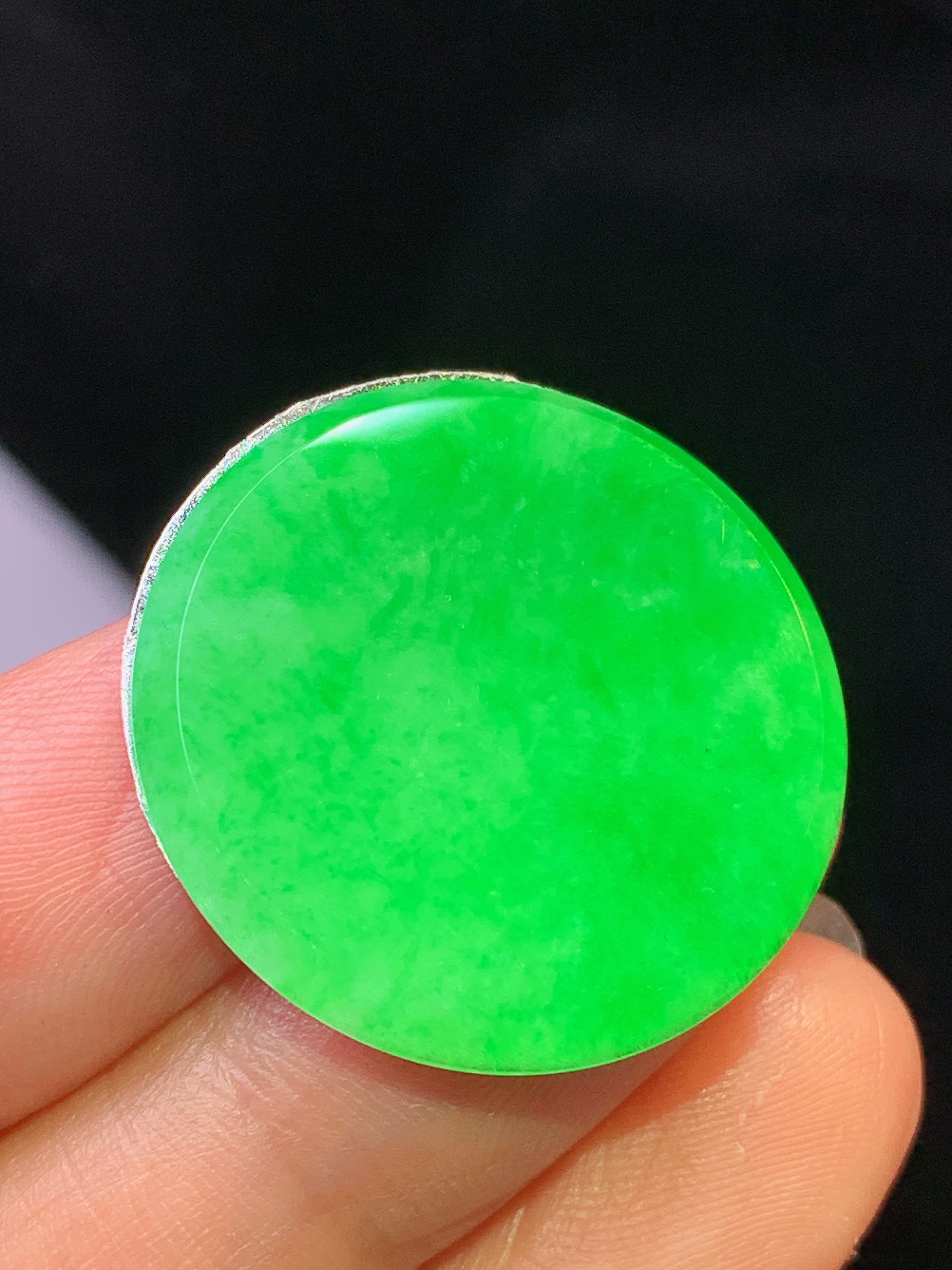 翠绿圆牌吊坠 玉质细腻 色泽艳丽清新 水润亮眼 整体尺寸25.8*2m2