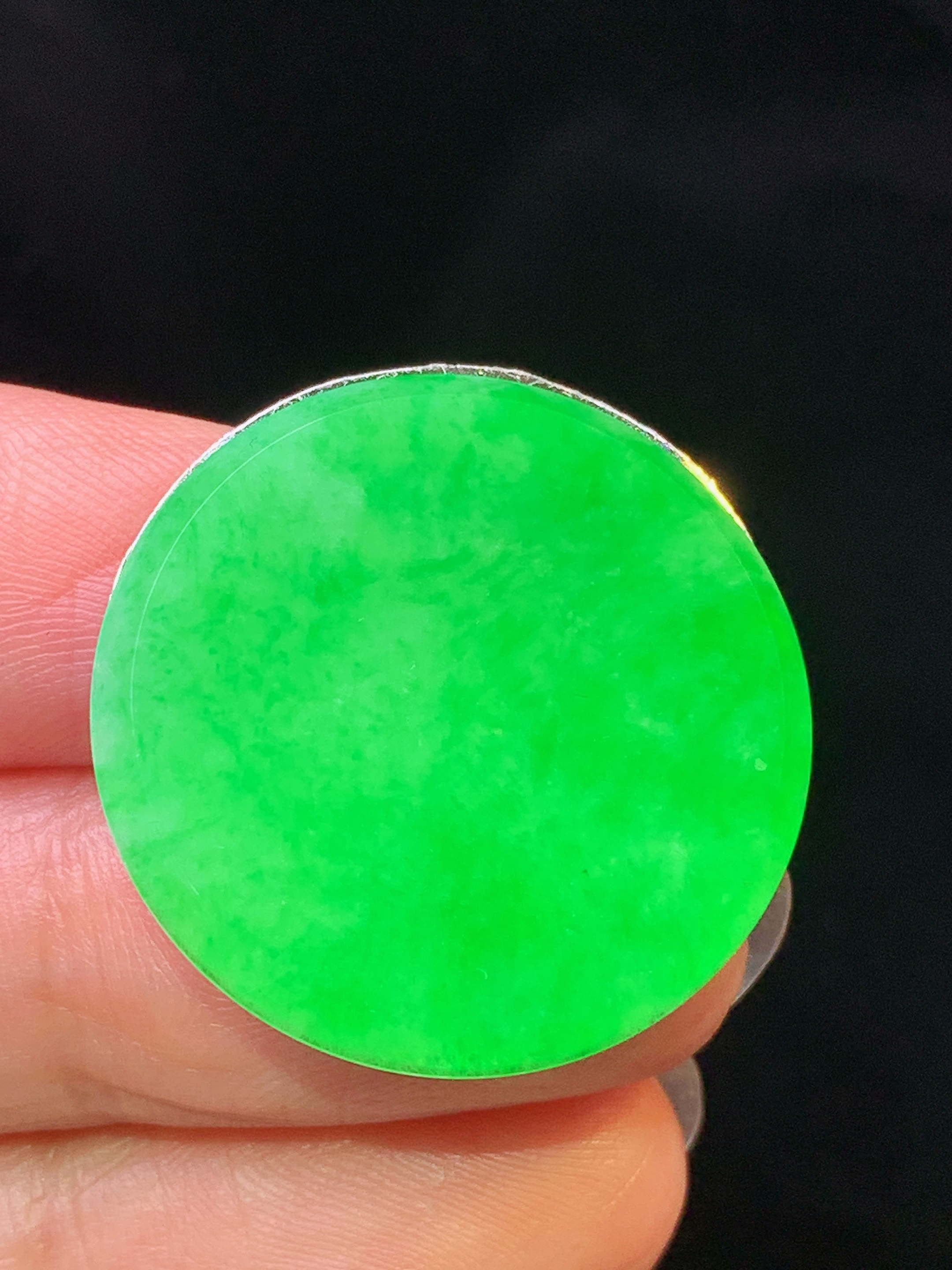 翠绿圆牌吊坠 玉质细腻 色泽艳丽清新 水润亮眼 整体尺寸25.8*2m2