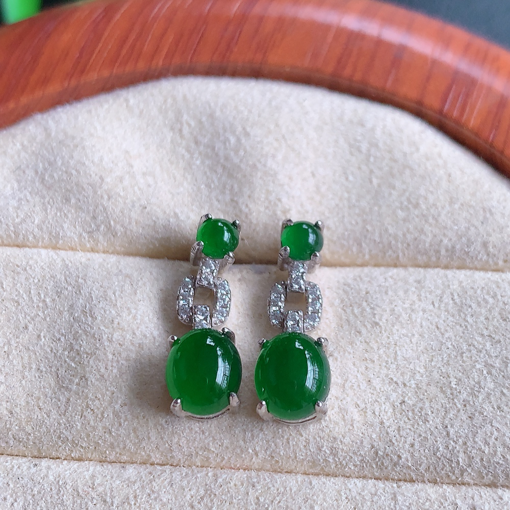 冰满绿翡翠925银镶嵌耳钉，自然光实拍，翠色灵动，颜色漂亮，种老水足，品相佳，佩戴佳品！W502.25  取一整体尺寸：15.8-6-5.8mm  裸石尺寸：6.8-5.5mm