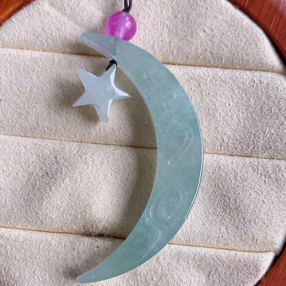 冰润星星月亮翡翠挂件，老种飘花  冰清玉洁  胶感十足  寓意“四季平安，福气满满”颜色鲜艳，清新自然，饱满通透   W49.25  尺寸：47-8.8-4.3mm