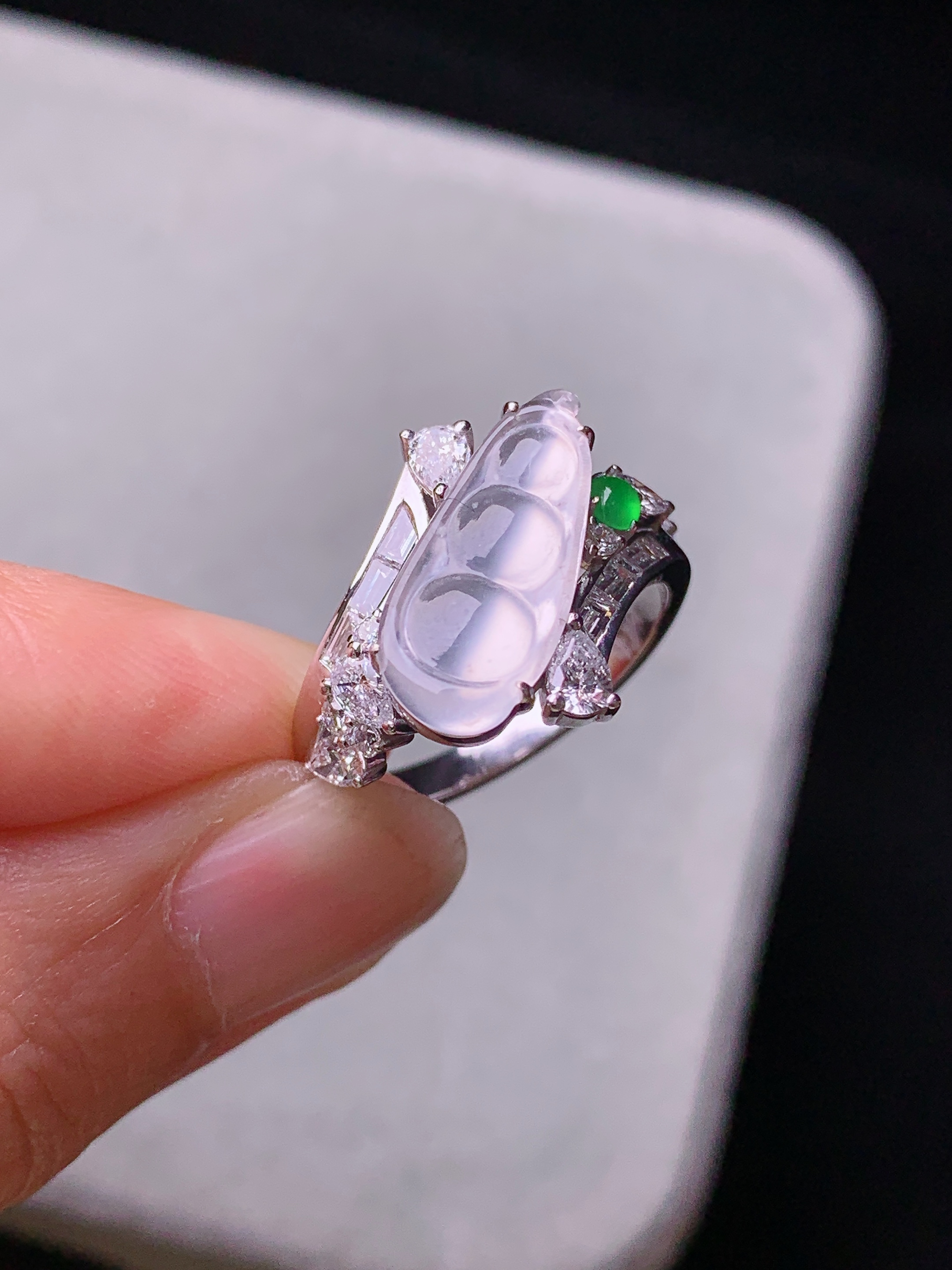 18k金镶嵌冰种四季豆戒指吊坠 玉质细腻 色泽艳丽清新 水润亮眼 圈口14 裸石尺寸16.3*7*2