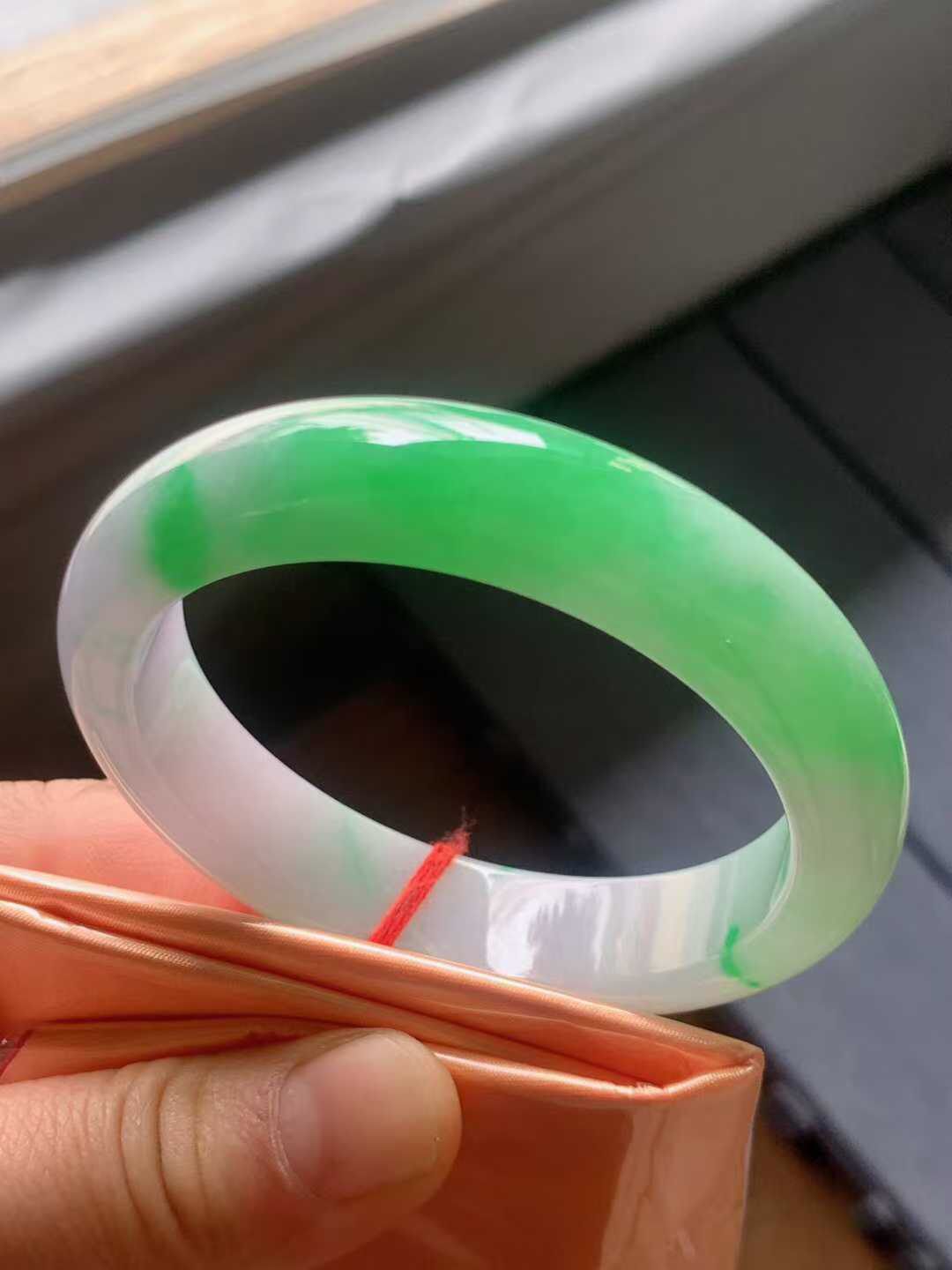 【翡翠名称】冰春彩阳绿54正圈口翡翠手镯
【翡翠尺寸】54/12.9/7.9mm适合53-55正圈口佩戴
【翡翠描述】宝贝种老水足，玉质细腻，色泽靓丽，性价比高，佩戴效果好！
【其它赠送】权威证书/精美挂绳盒子/支持全国复检