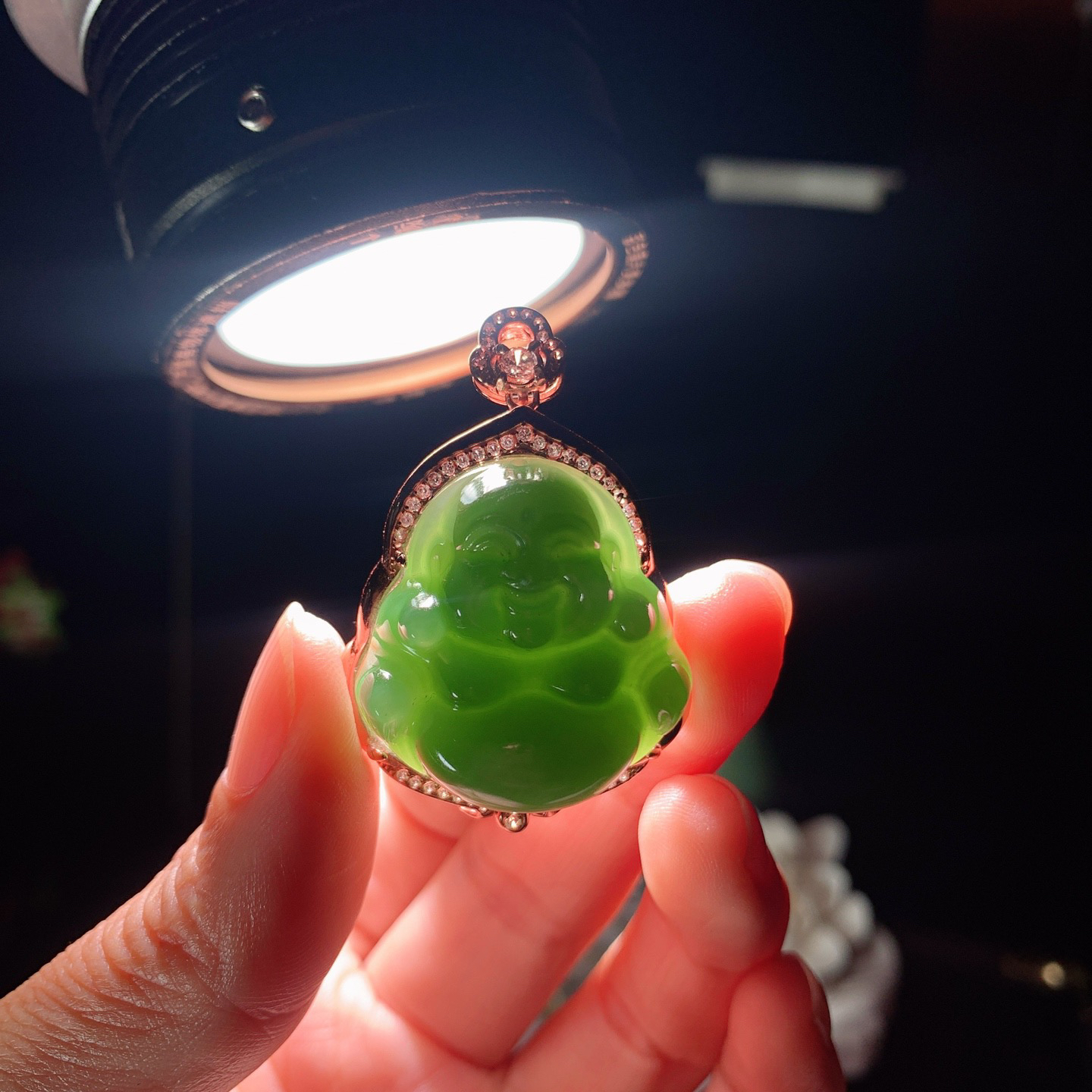 和田玉阳绿俄罗斯碧玉18k佛引福来挂件 尺寸28/27/15重17.8克 玉质细腻油润 底色纯净 脂粉好，品质好。lt260325