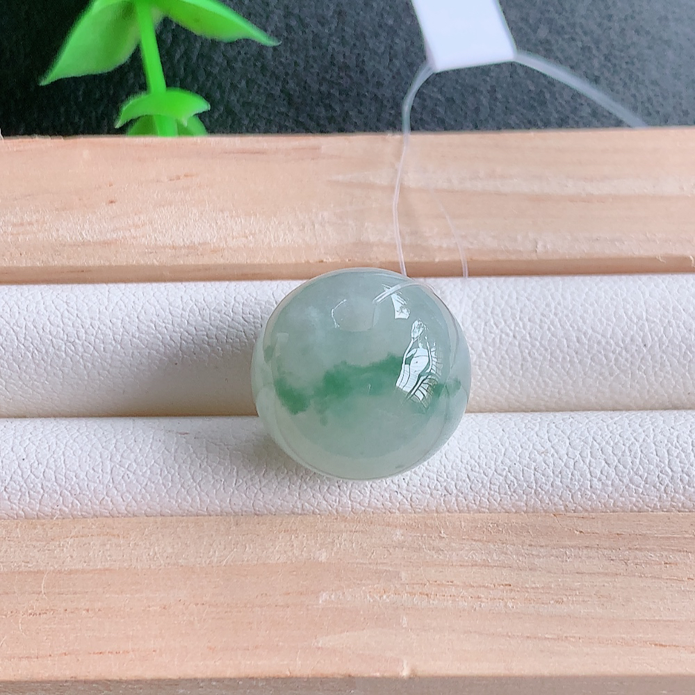 冰润飘花转运珠翡翠吊坠，寓意“时来运转，财源滚滚” 寓意佳，紫气东来，颜色清爽，无纹裂，佩戴效果优雅迷人！性价比超值！W49.28  尺寸：15-12.3mm