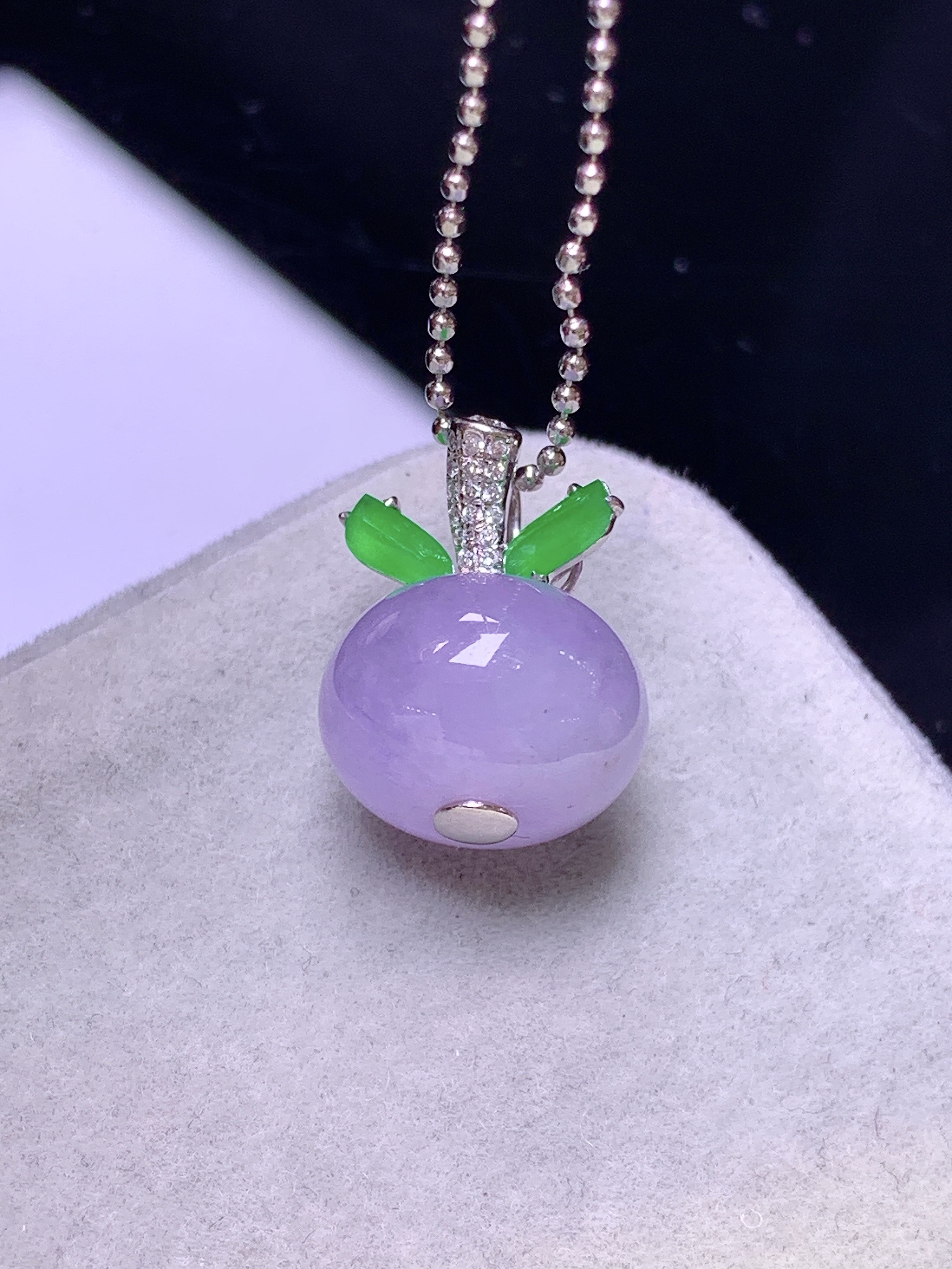 18k金钻镶嵌紫罗兰路路通吊坠 玉质细腻 色泽艳丽清新 水润亮眼 整体尺寸17*12.7*8.8c4