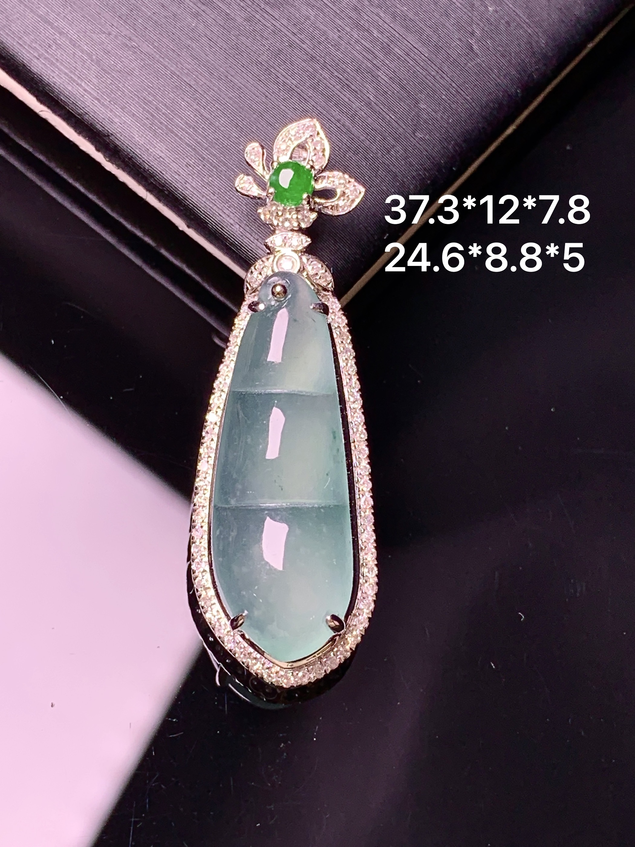 18k金钻镶嵌冰种四季豆吊坠 玉质细腻 色泽艳丽清新 水润亮眼 整体尺寸37.3*12*7.8f3